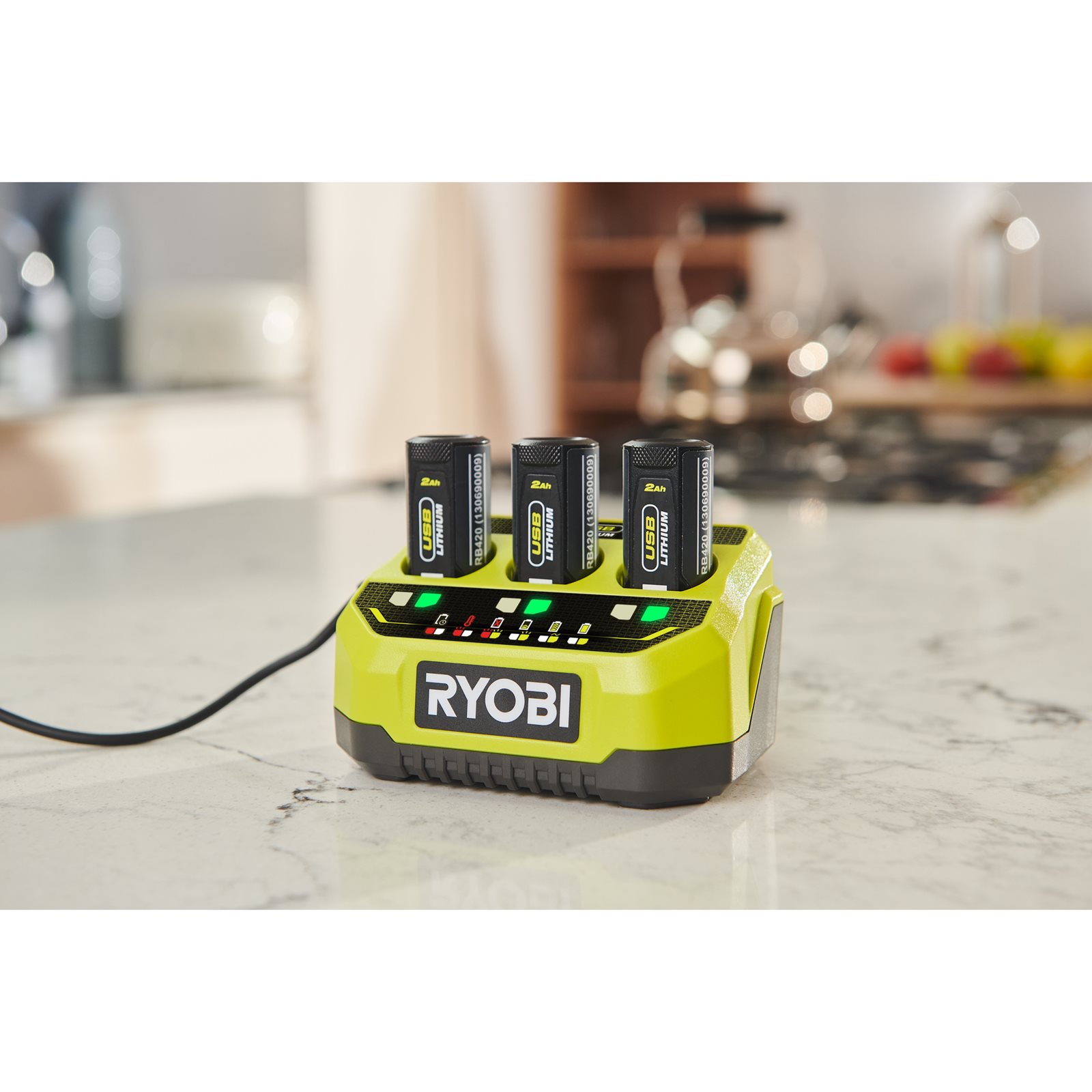 Încărcător USB Lithium cu 3 porturi Ryobi RC43P - in utilizare 1