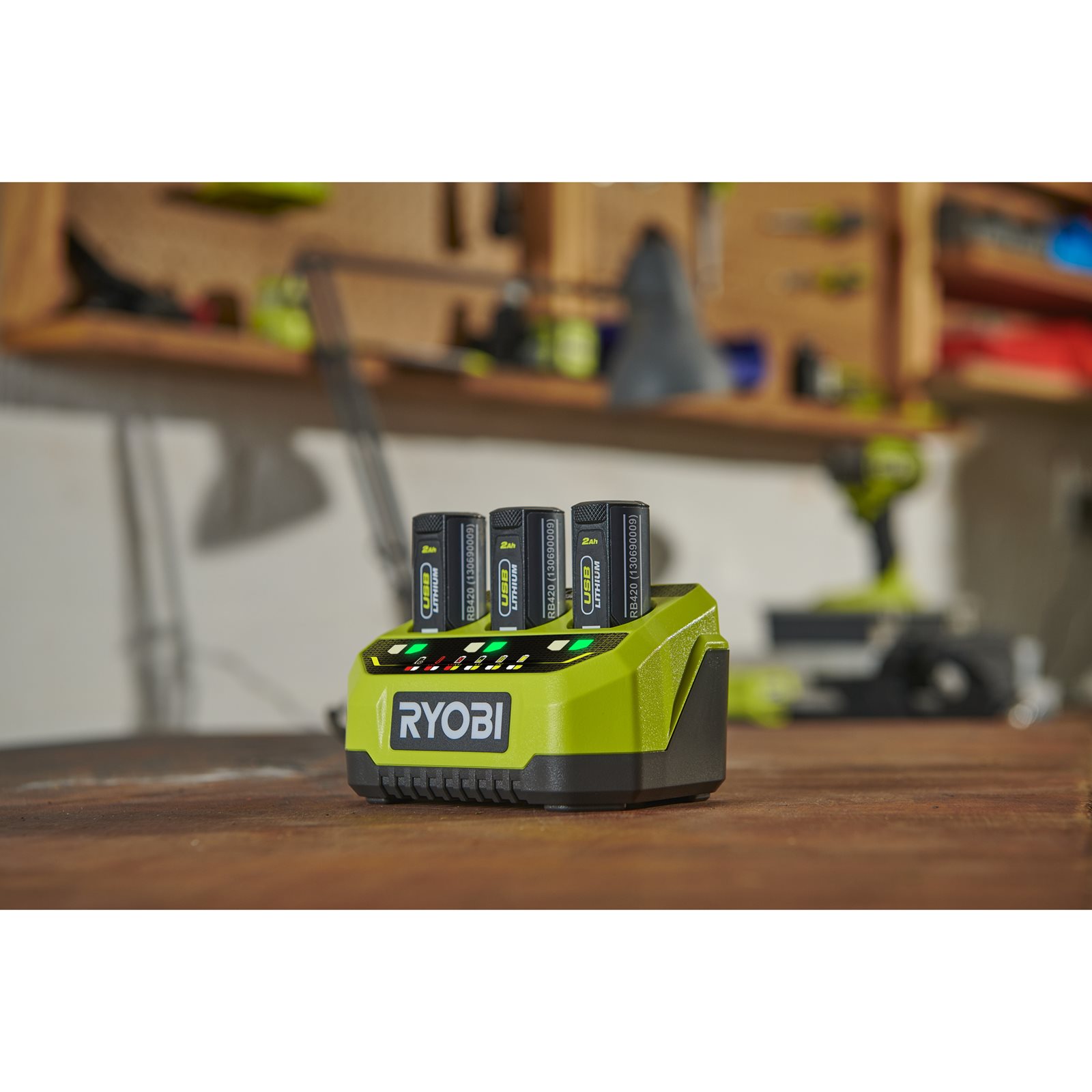 Încărcător USB Lithium cu 3 porturi Ryobi RC43P - in utilizare 2