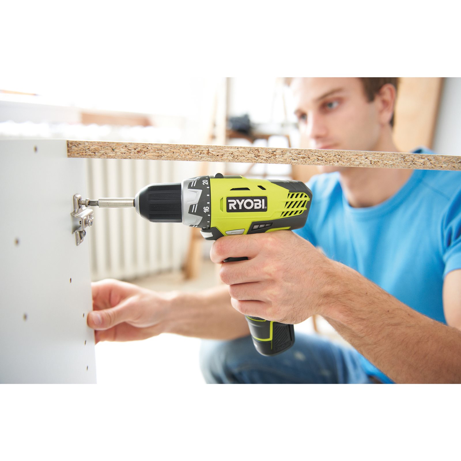 Mașină de găurit/înșurubat de 12V cu acumulator de alimentare (2x2.0Ah) Ryobi RCD1201-220S - in utilizare 1