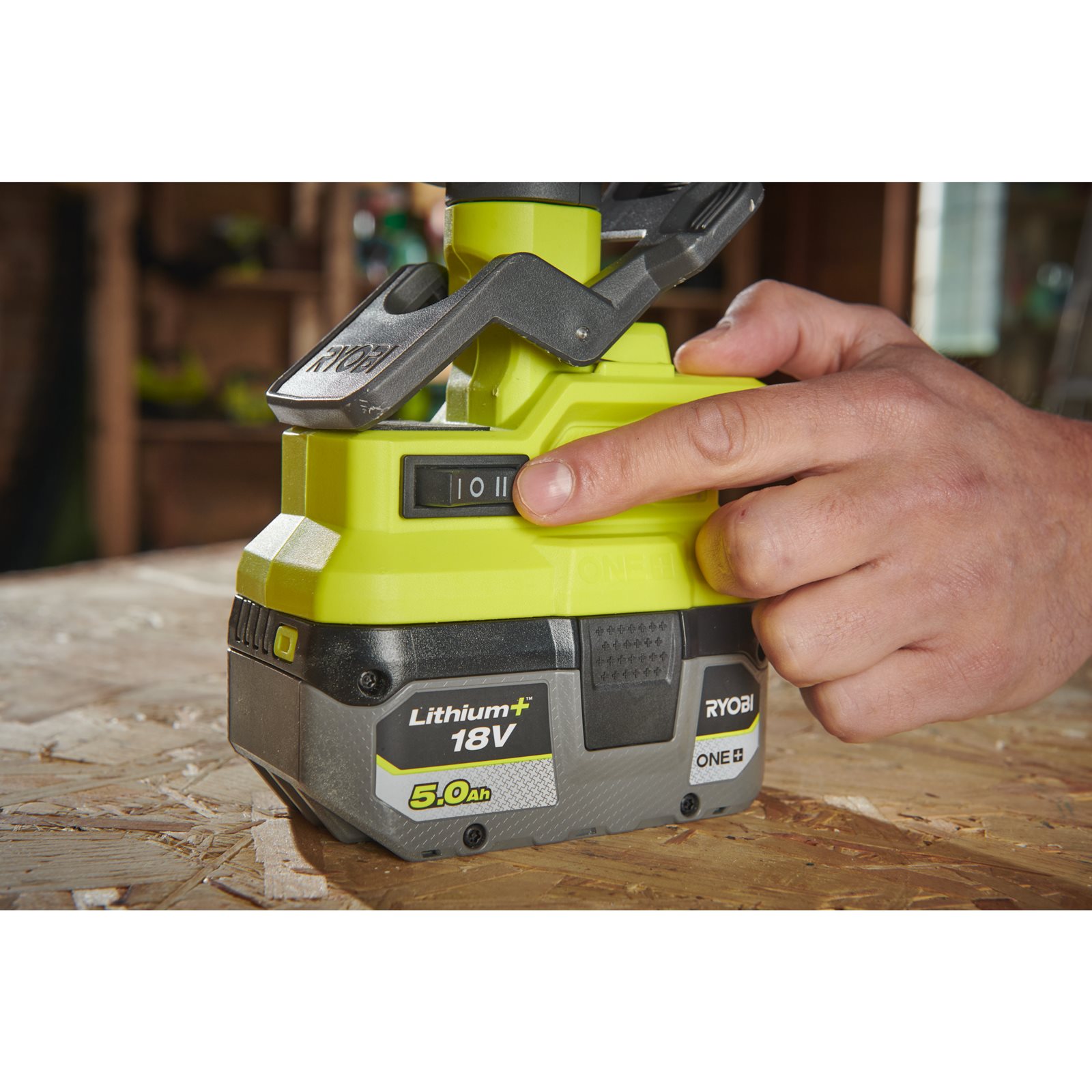 Ventilator cu clemă 18V ONE+ Ryobi RCF18-0 - in utilizare 3