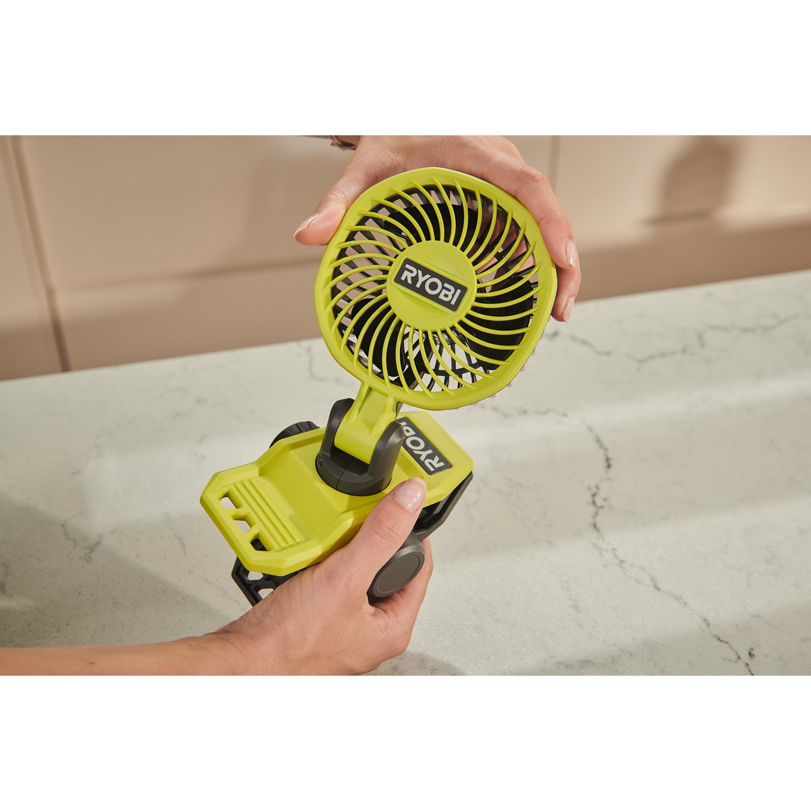 Ventilator USB Lithium 4V cu clemă de prindere Ryobi RCF4-0 - in utilizare 1