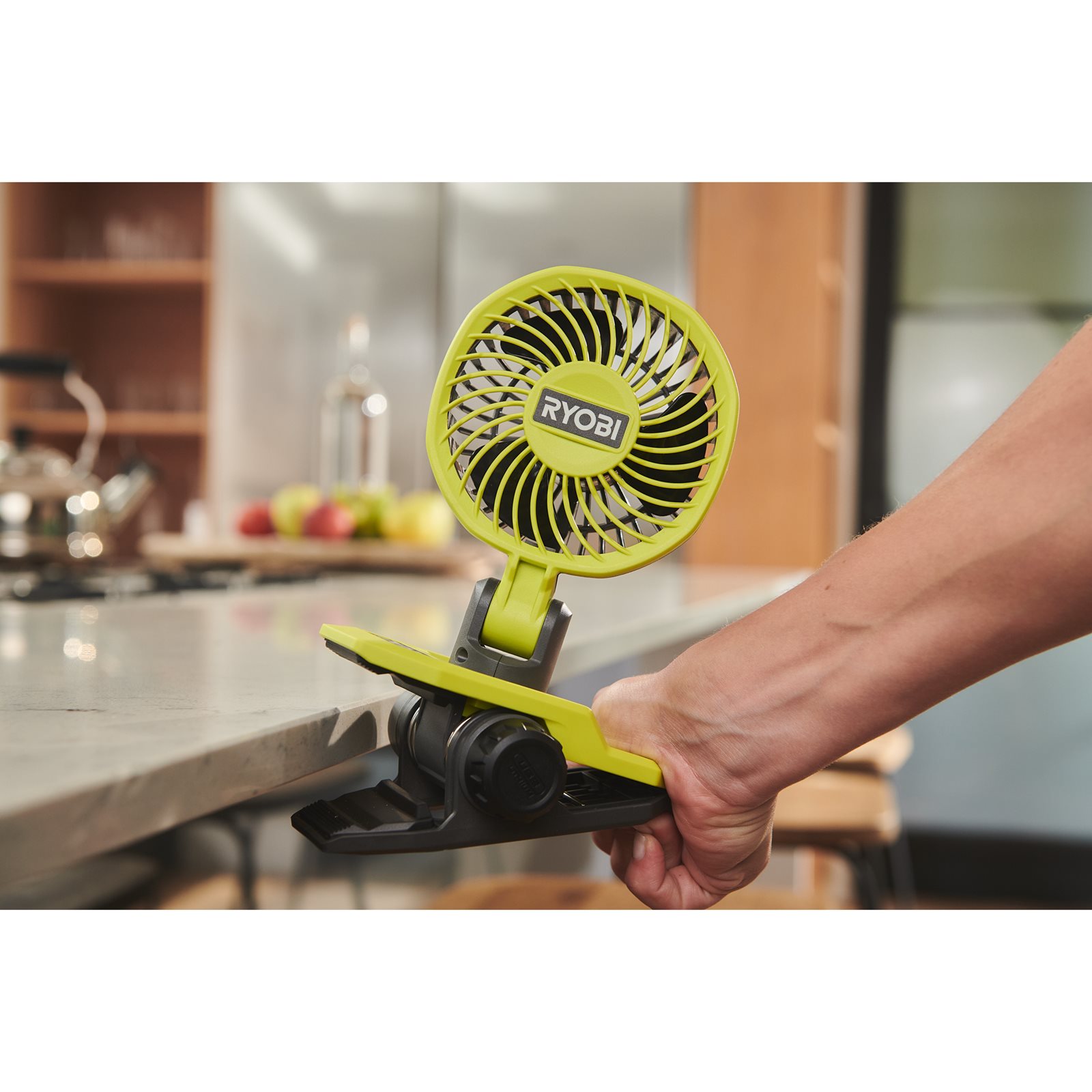 Ventilator USB Lithium 4V (1x 2,0Ah) cu clemă de prindere Ryobi RCF4-120G - in utilizare 2