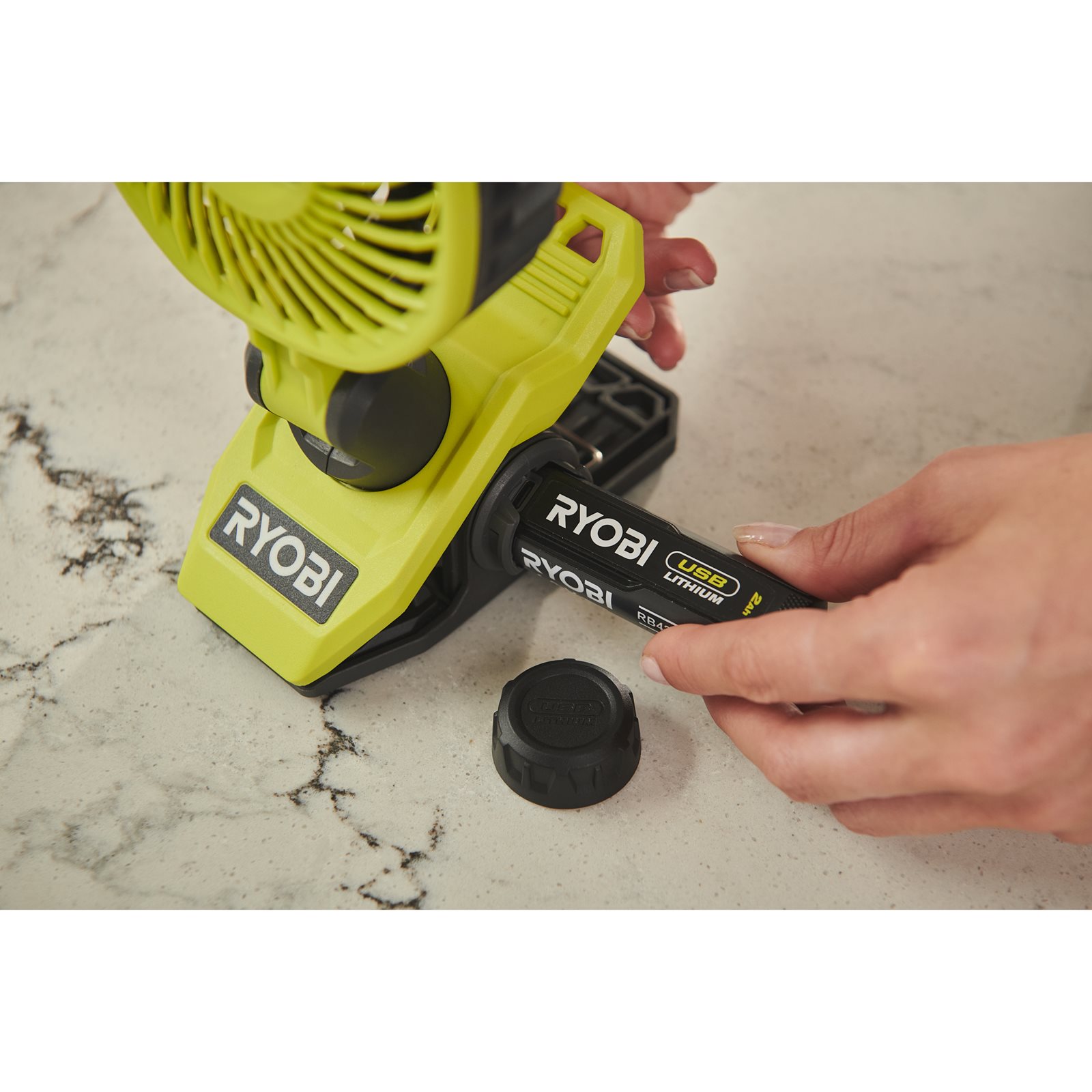 Ventilator USB Lithium 4V (1x 2,0Ah) cu clemă de prindere Ryobi RCF4-120G - in utilizare 5