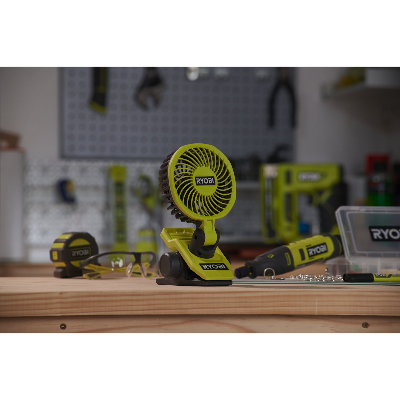 Ventilator USB Lithium 4V (1x 2,0Ah) cu clemă de prindere Ryobi RCF4-120G - in utilizare 6