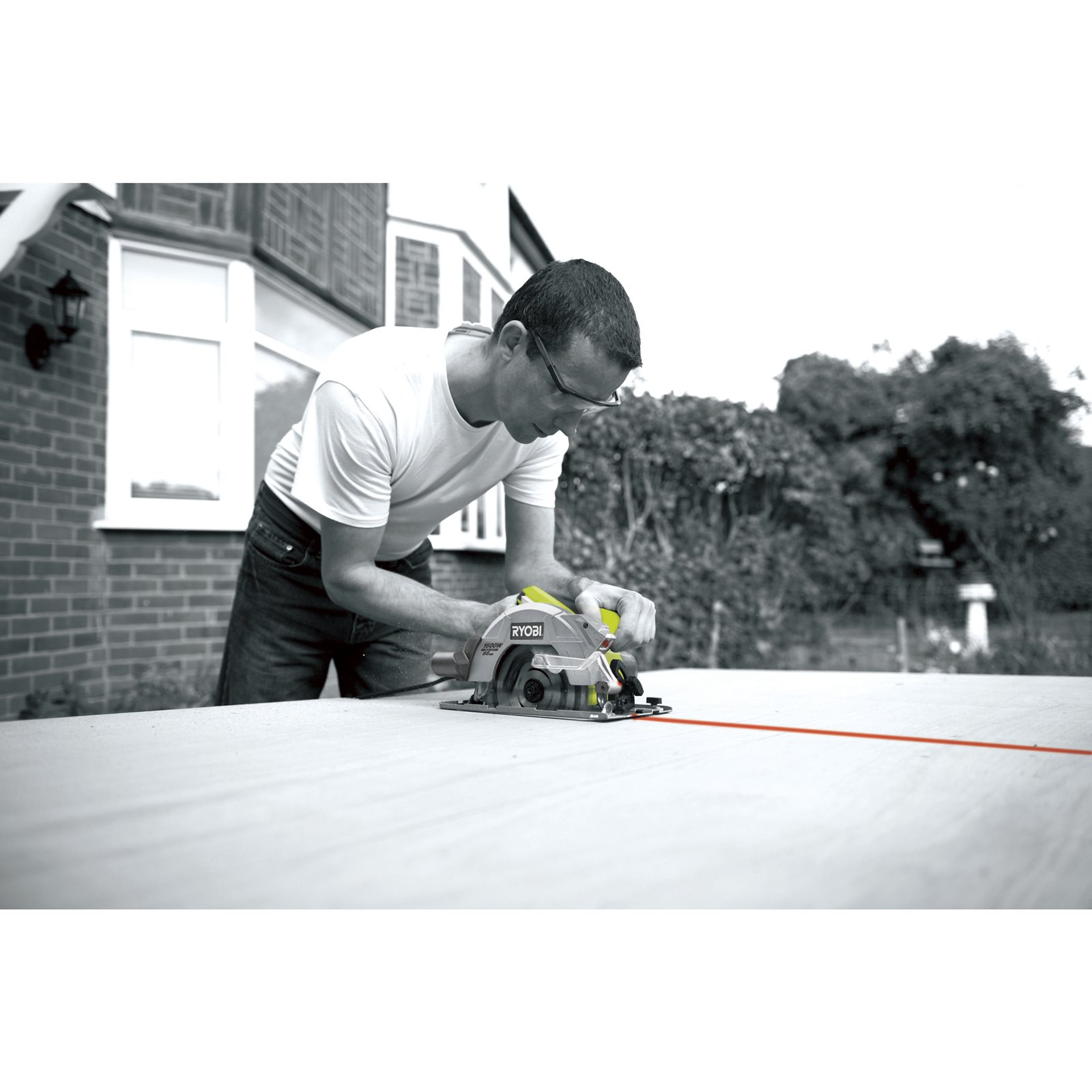 Fierăstrău circular electric 1600 W Ryobi RCS1600-K - in utilizare 1
