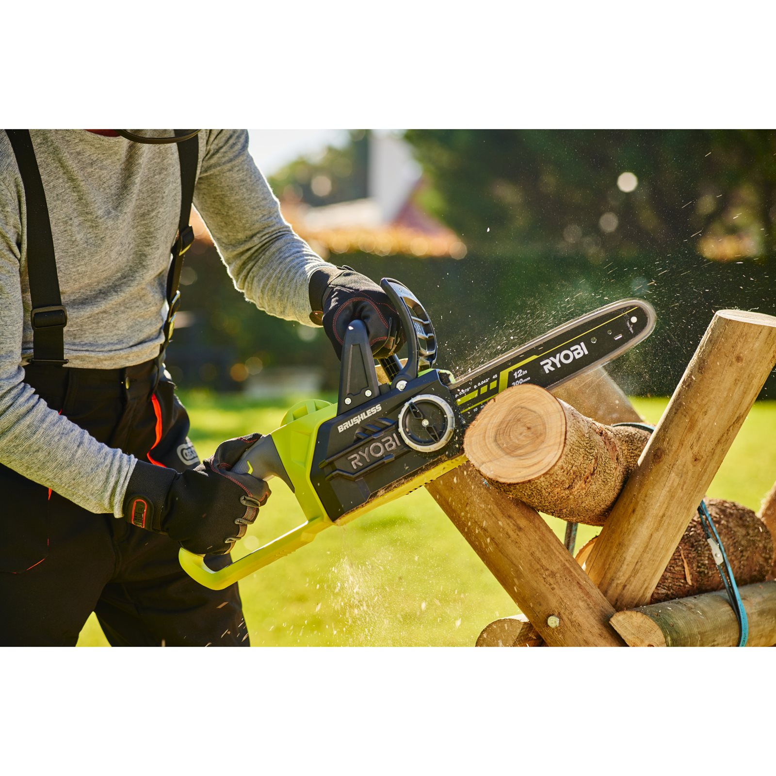 Fierăstrău cu lanț 18V ONE+, motor fără perii, bară 30cm (1 x 5,0 Ah) Ryobi RCS18X3050F - in utilizare 1