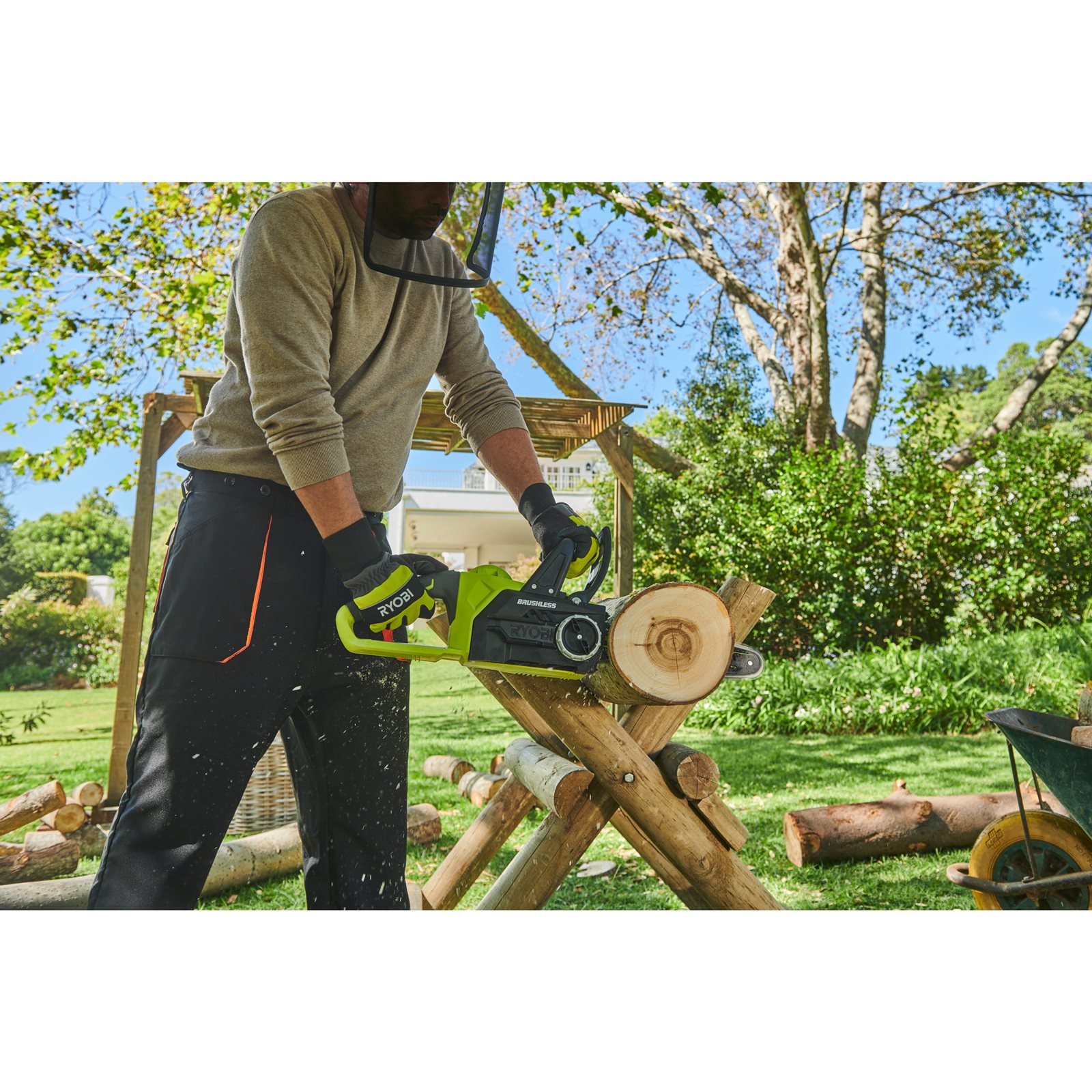 Fierăstrău cu lanț 18V ONE+, motor fără perii, bară 30cm (1 x 5,0 Ah) Ryobi RCS18X3050F - in utilizare 2