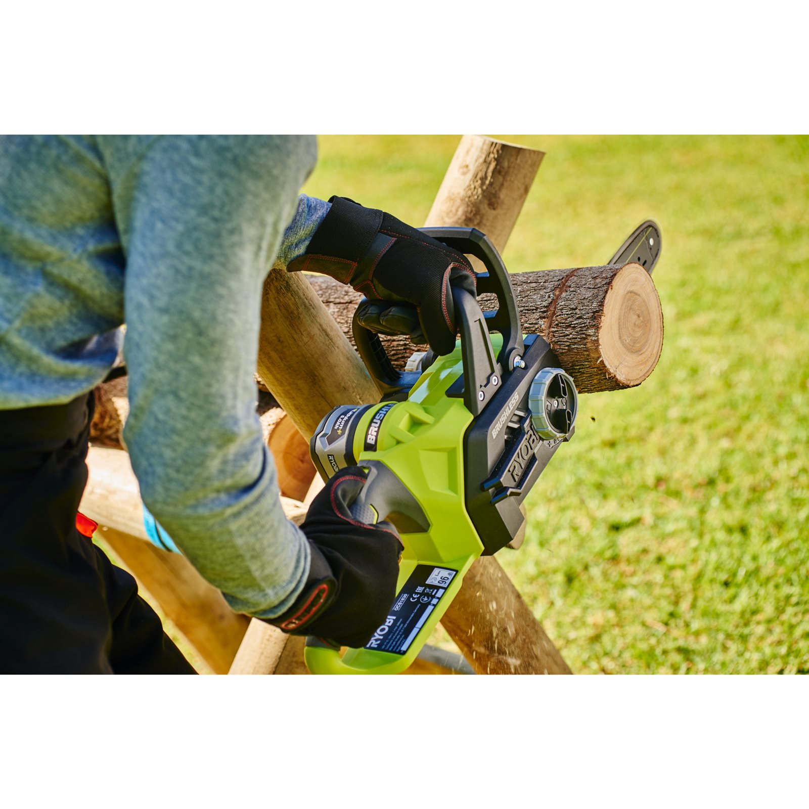 Fierăstrău cu lanț 18V ONE+, motor fără perii, bară 30cm (1 x 5,0 Ah) Ryobi RCS18X3050F - in utilizare 3