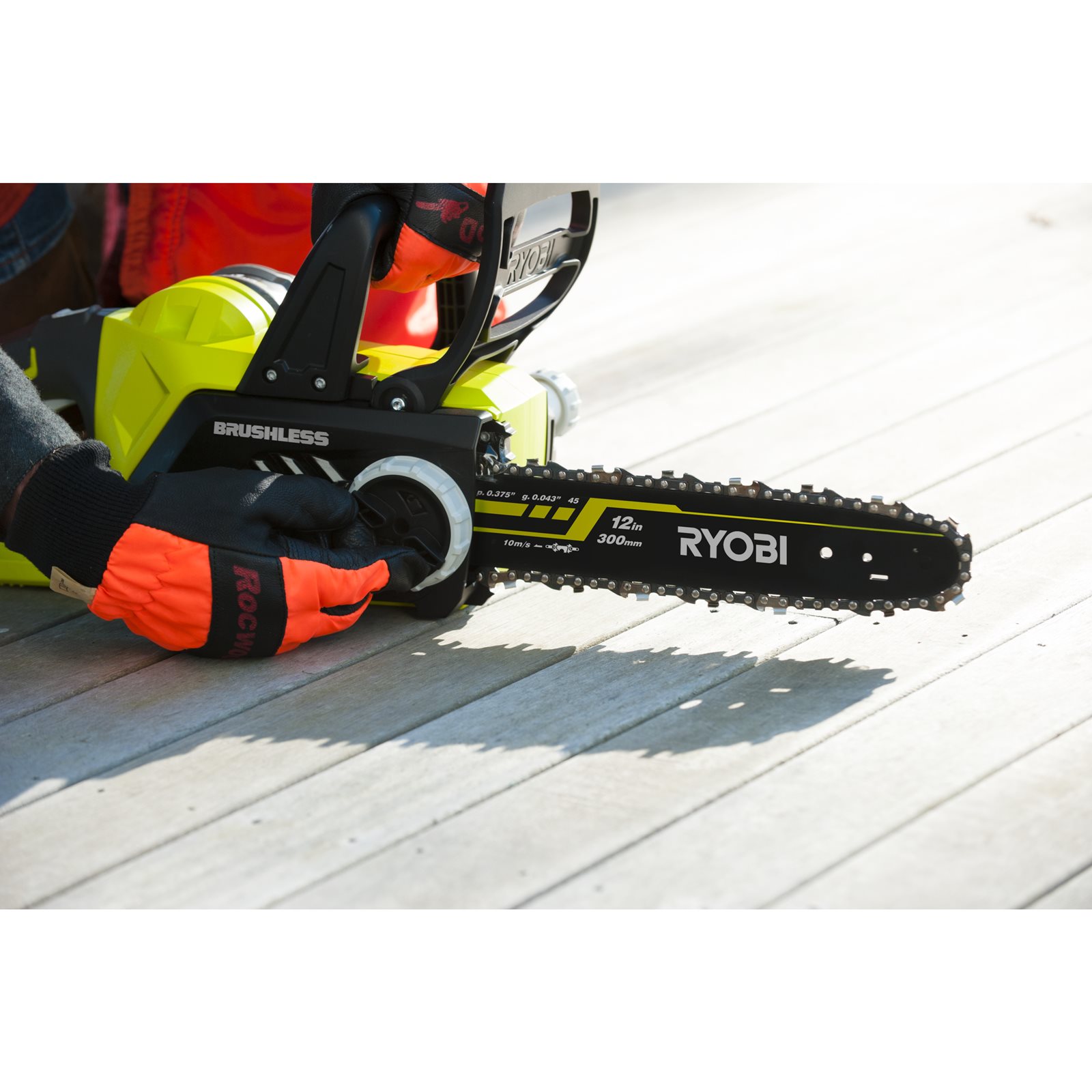 Fierăstrău cu lanț 18V ONE+, motor fără perii, bară 30cm (1 x 5,0 Ah) Ryobi RCS18X3050F - in utilizare 4