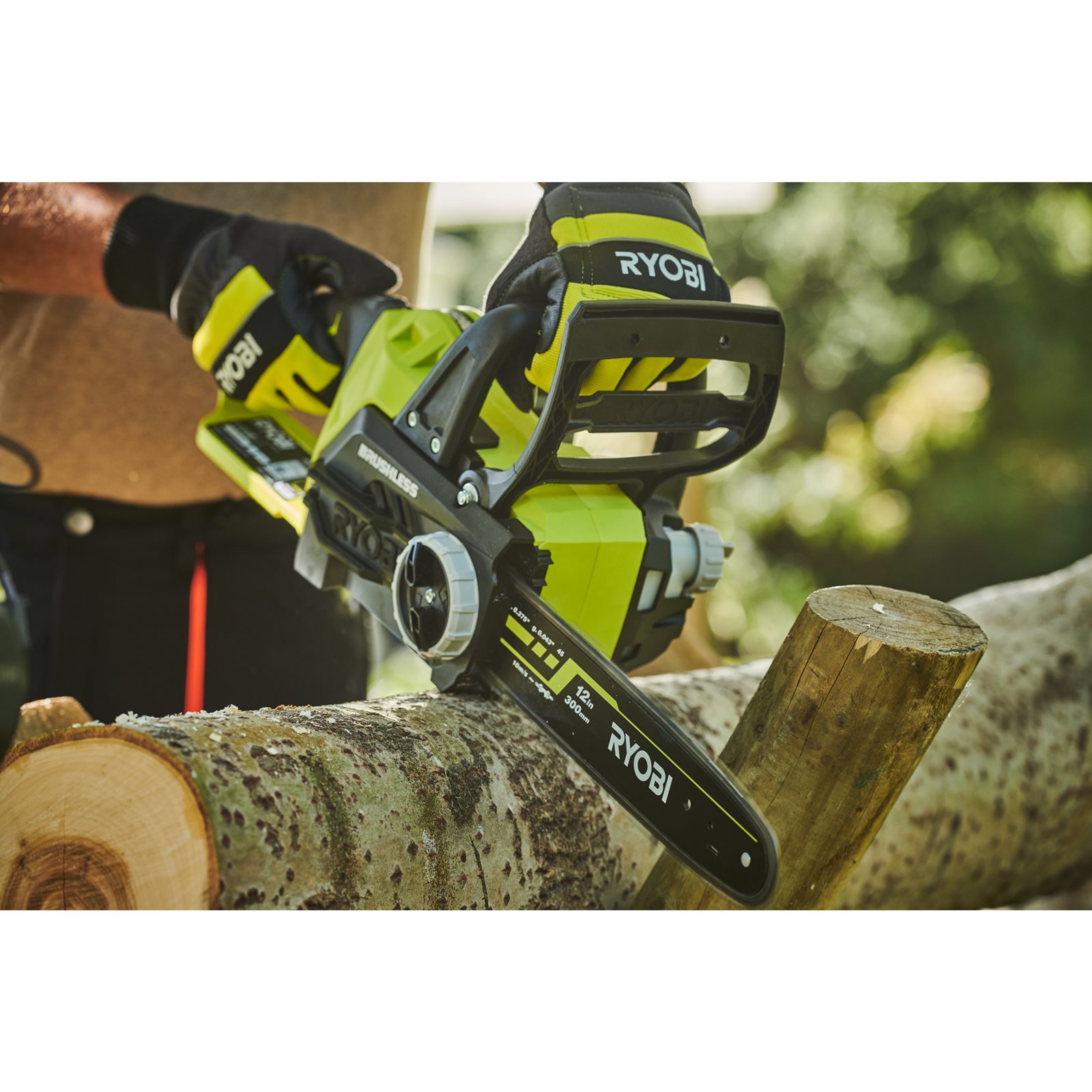 Fierăstrău cu lanț 18V ONE+, motor fără perii, bară 30cm (1 x 5,0 Ah) Ryobi RCS18X3050F - in utilizare 5