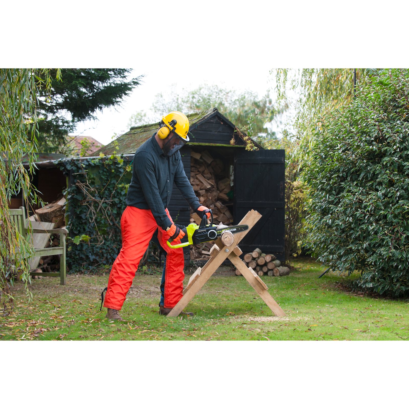 Fierăstrău cu lanț 18V ONE+, motor fără perii, bară 30cm (1 x 5,0 Ah) Ryobi RCS18X3050F - in utilizare 6