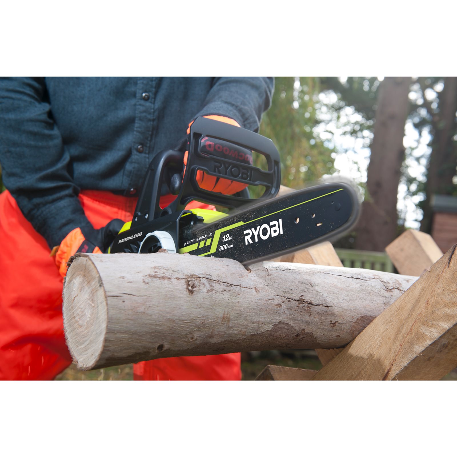 Fierăstrău cu lanț 18V ONE+, motor fără perii, bară 30cm (1 x 5,0 Ah) Ryobi RCS18X3050F - in utilizare 7