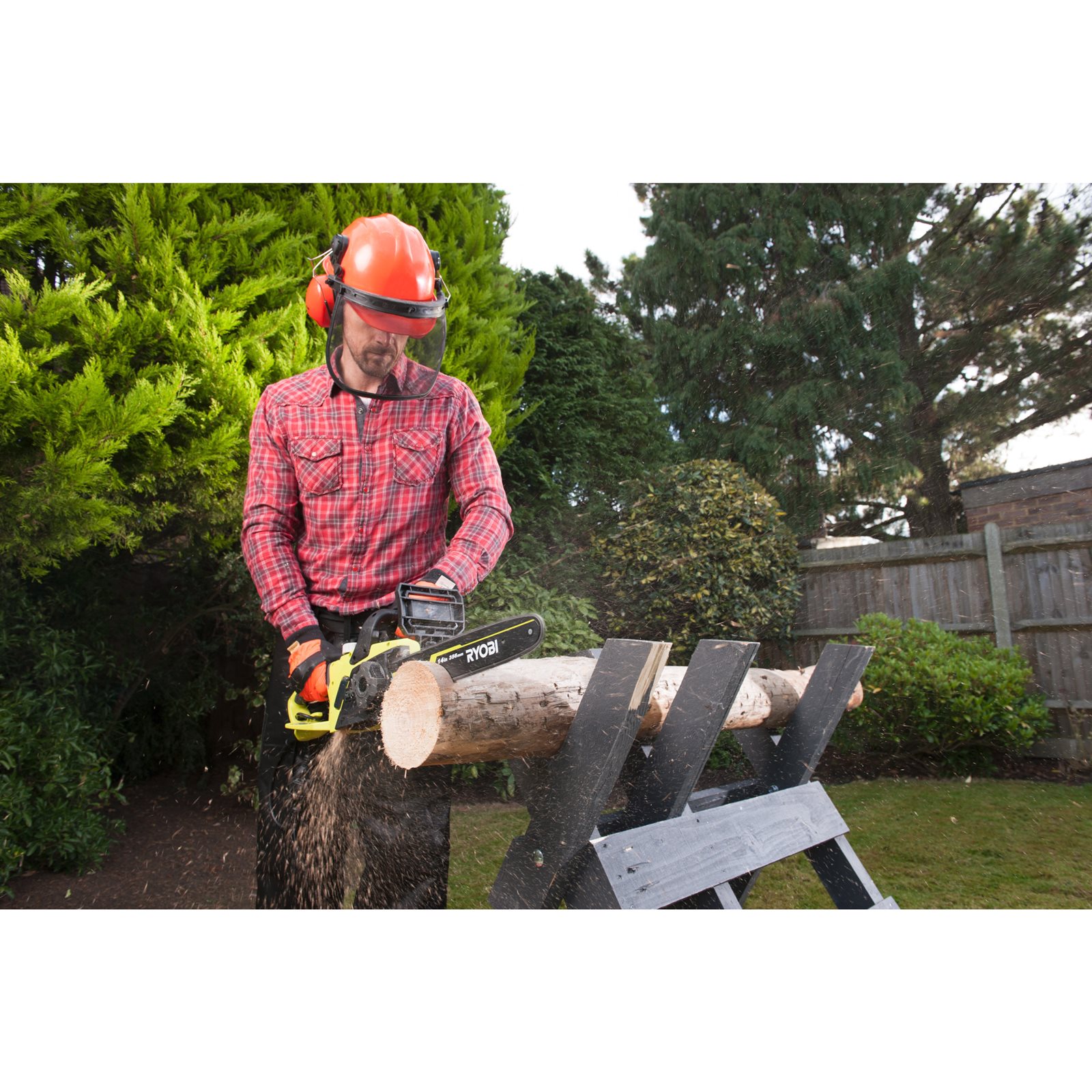 Fierăstrău electric cu lanț 1900W, bară 35cm Ryobi RCS1935B - in utilizare 1
