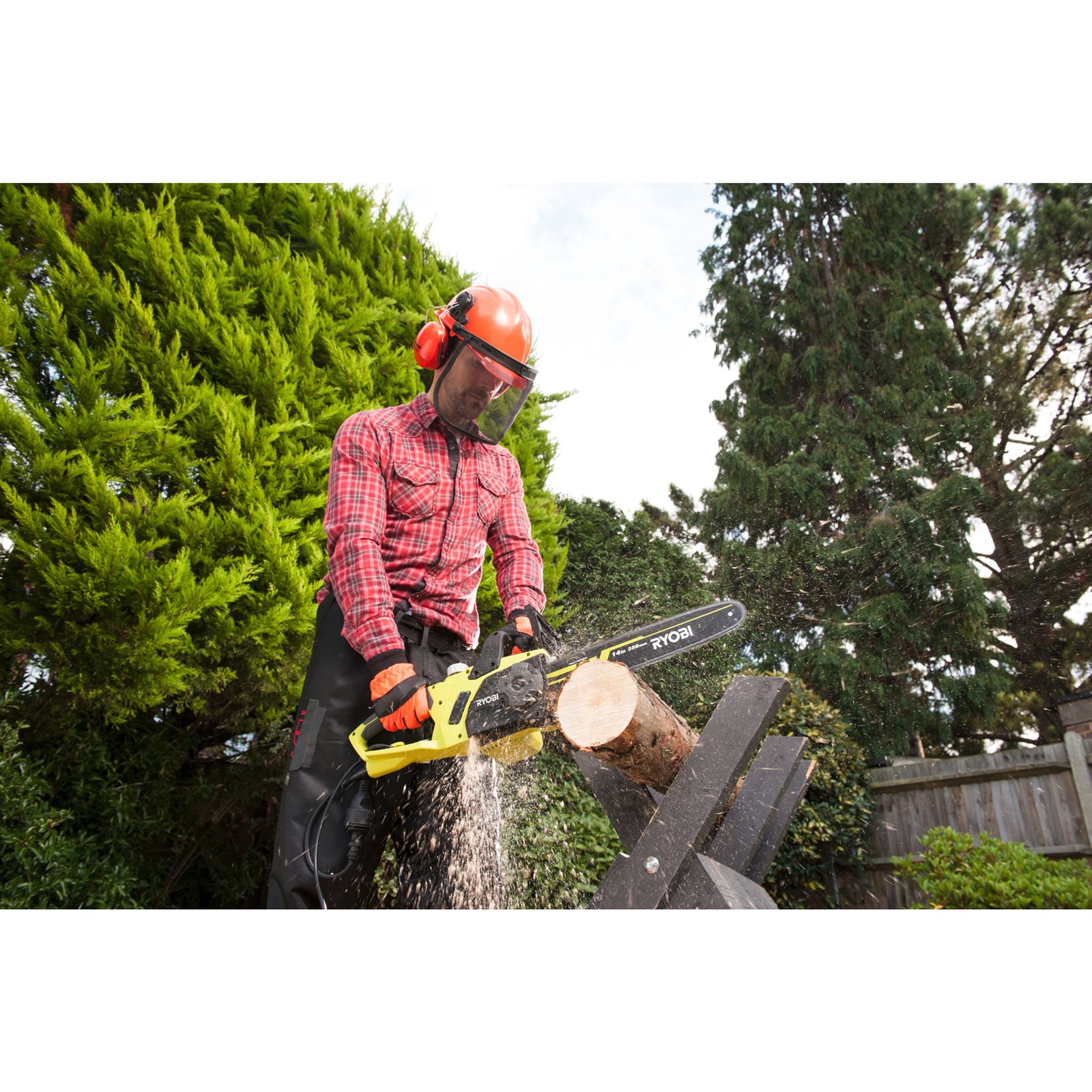 Fierăstrău electric cu lanț 1900W, bară 35cm Ryobi RCS1935B - in utilizare 3