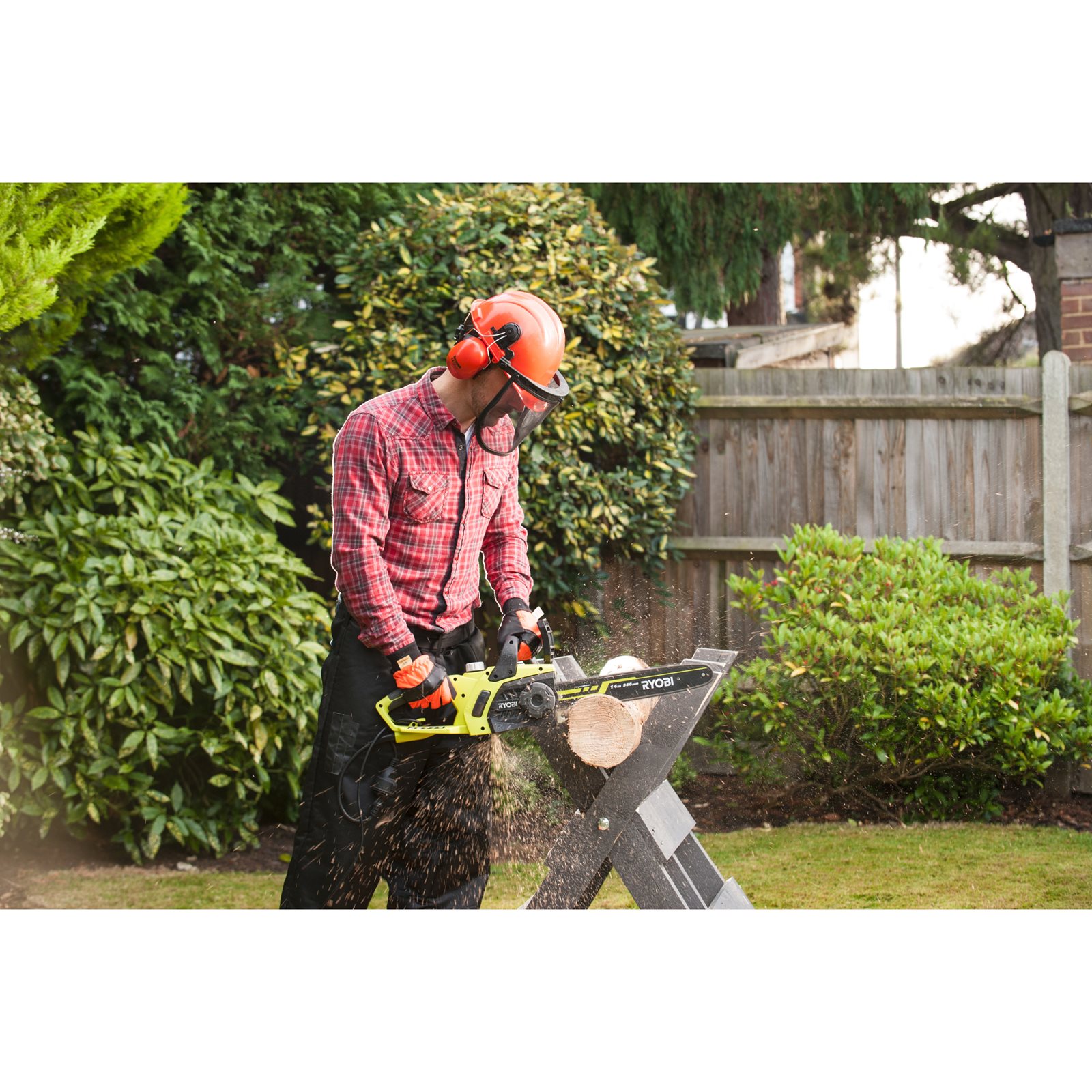 Fierăstrău electric cu lanț 1900W, bară 35cm Ryobi RCS1935B - in utilizare 4
