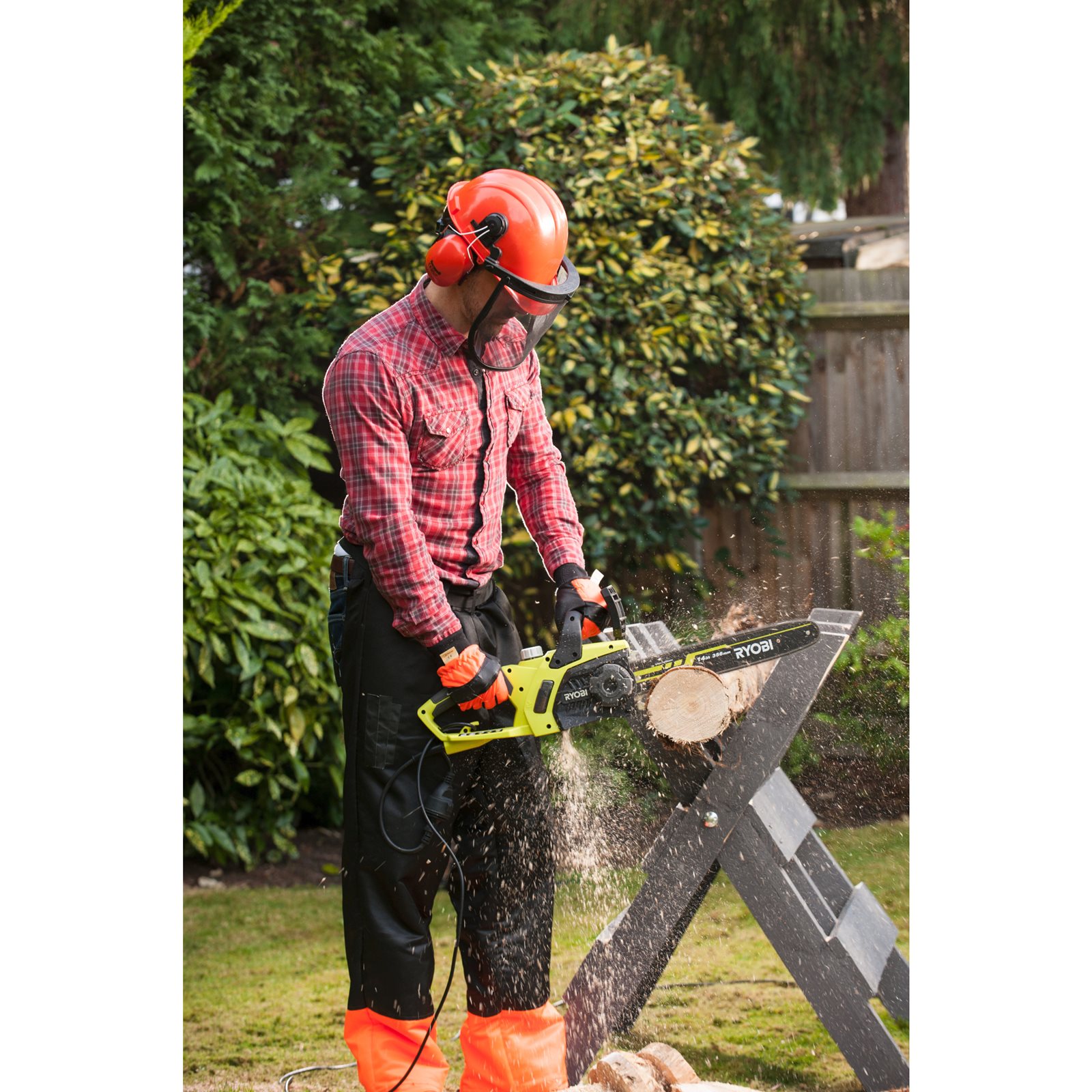 Fierăstrău electric cu lanț 1900W, bară 35cm Ryobi RCS1935B - in utilizare 5