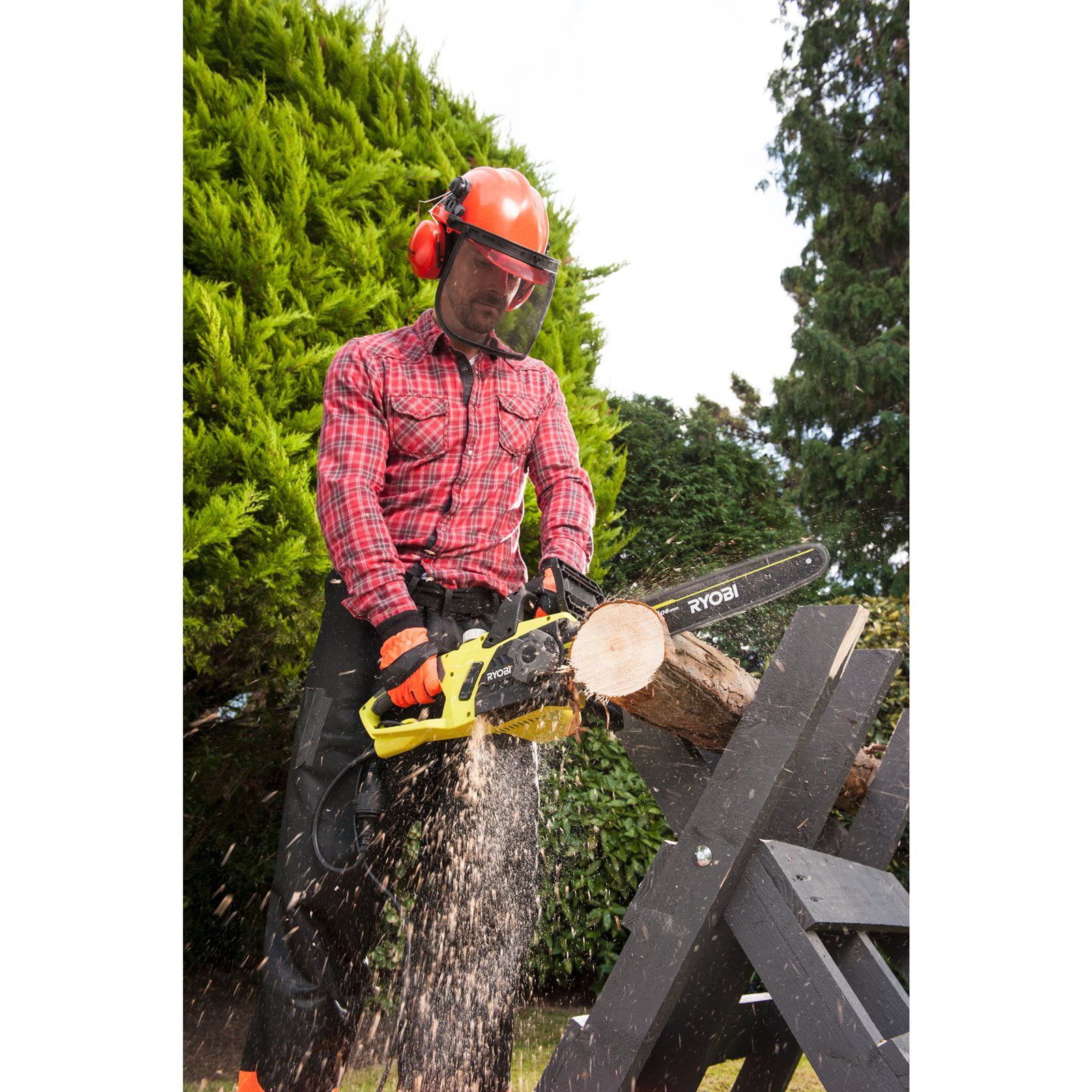 Fierăstrău electric cu lanț 1900W, bară 35cm Ryobi RCS1935B - in utilizare 6
