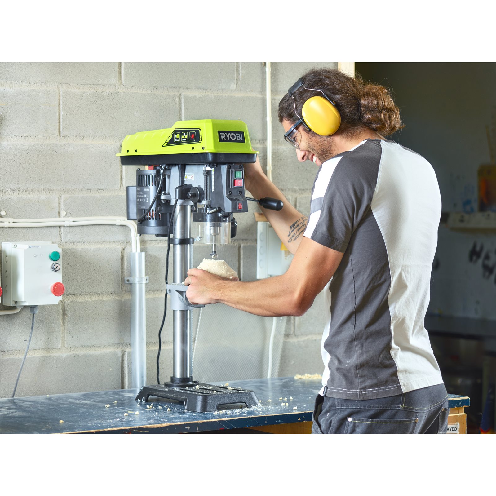 Mașină de găurit cu masă 390 W Ryobi RDP102L - in utilizare 2