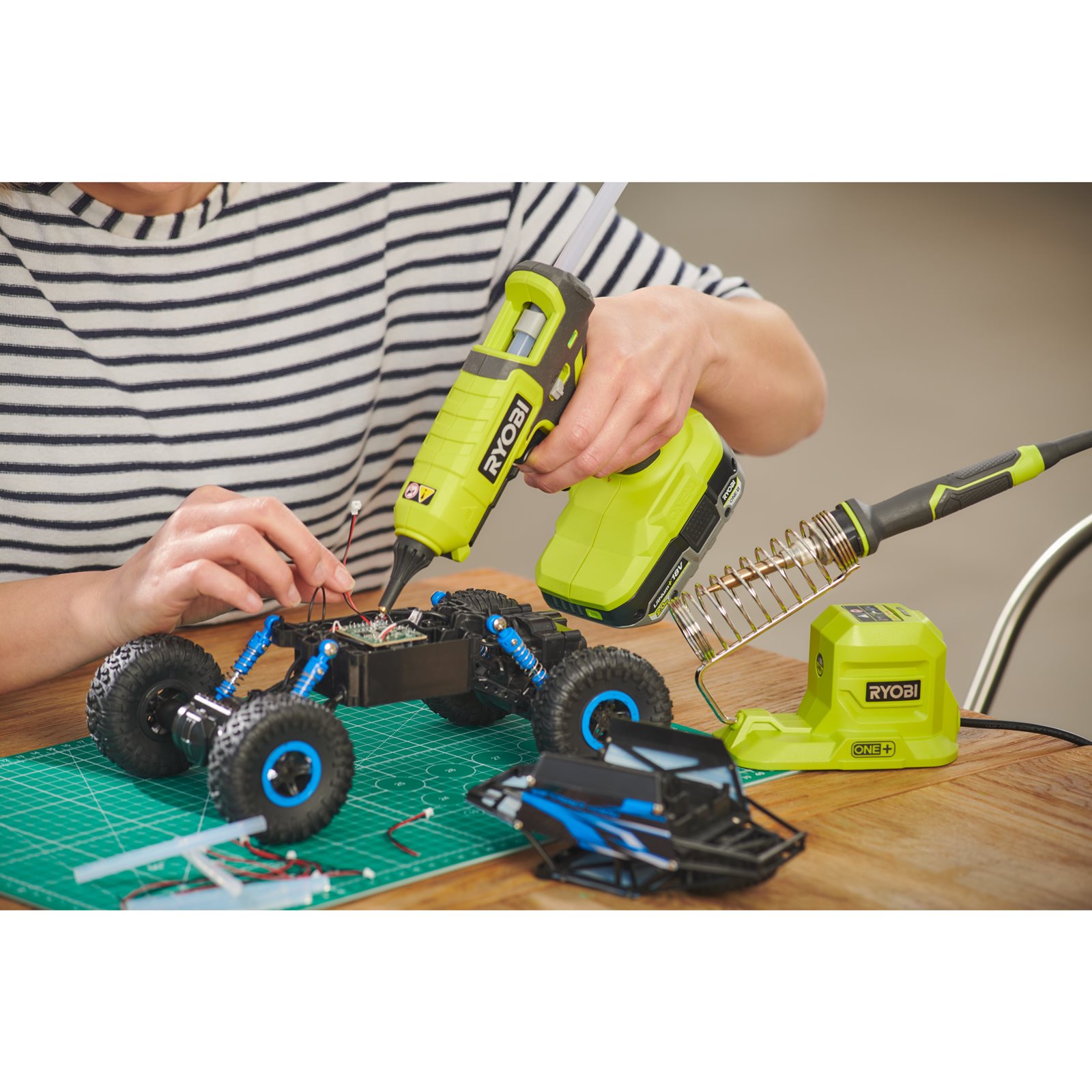 Pistol de lipit cu temperatură duală 18V ONE+ Ryobi RGL18-0 - in utilizare 4