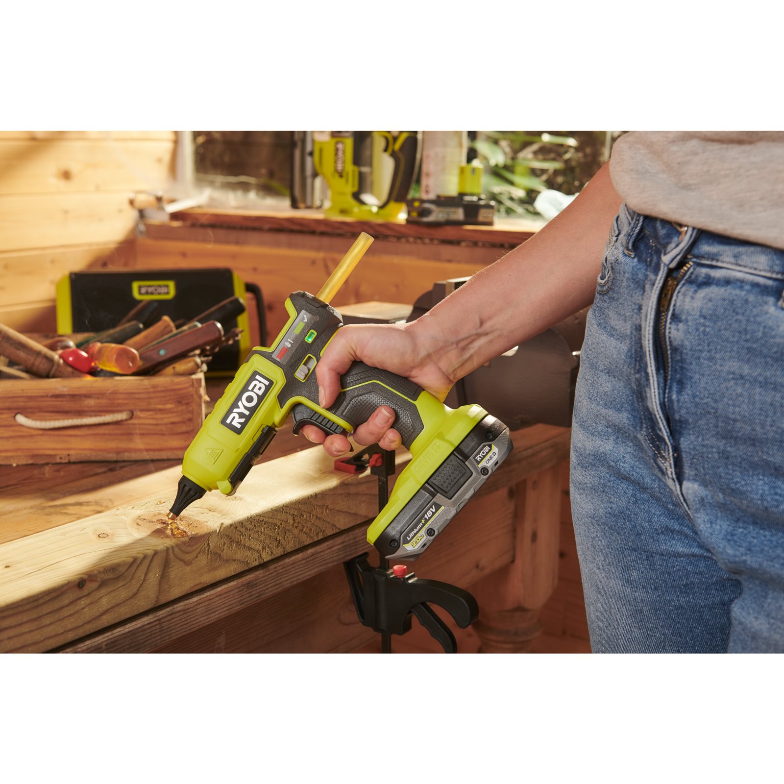 Pistol de lipit cu temperatură duală 18V ONE+ Ryobi RGL18-0 - in utilizare 6