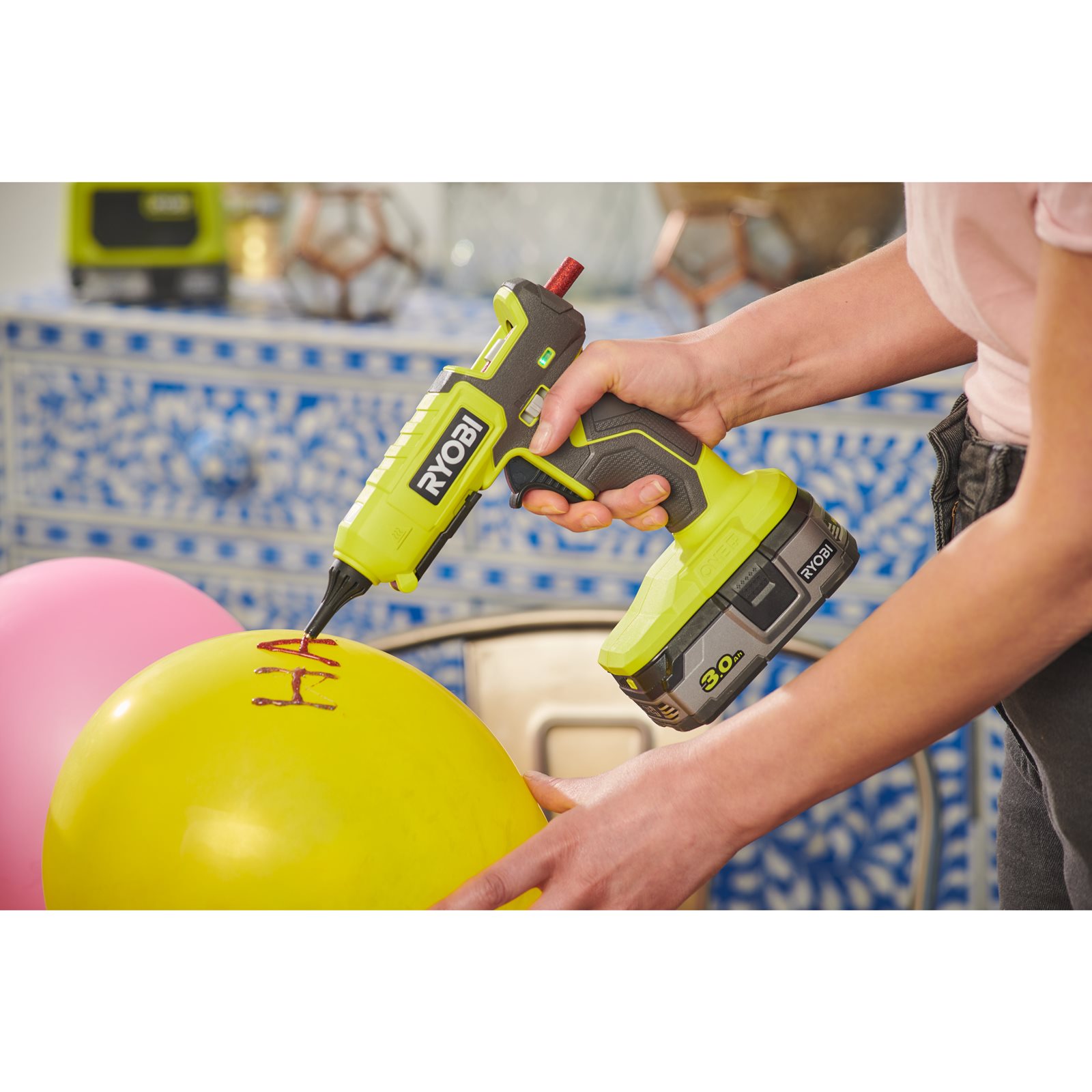 Pistol de lipit cu temperatură duală 18V ONE+ Ryobi RGL18-0 - in utilizare 7