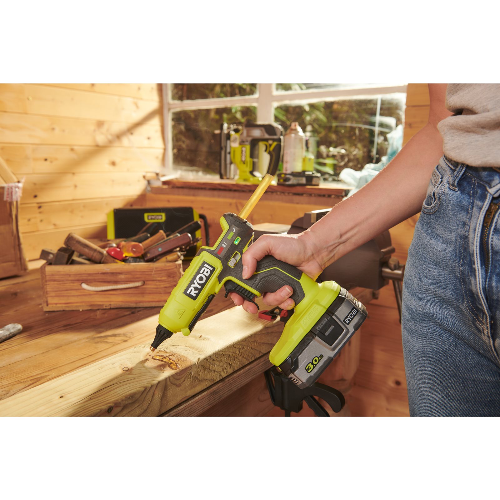 Pistol de lipit cu temperatură duală 18V ONE+ Ryobi RGL18-0 - in utilizare 8