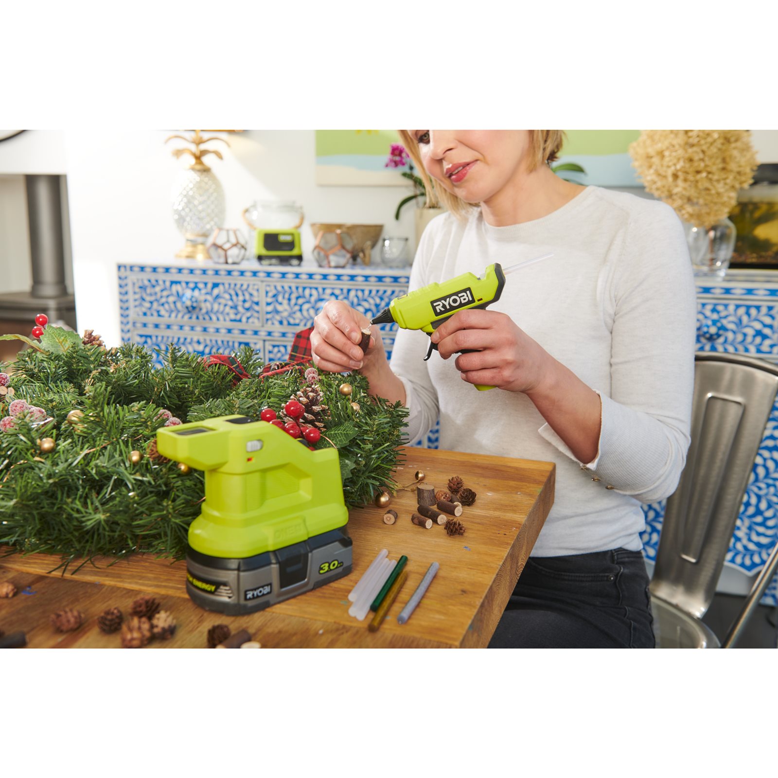 Pistol de lipit compact 18V ONE+ Ryobi RGLM18-0 - in utilizare 1