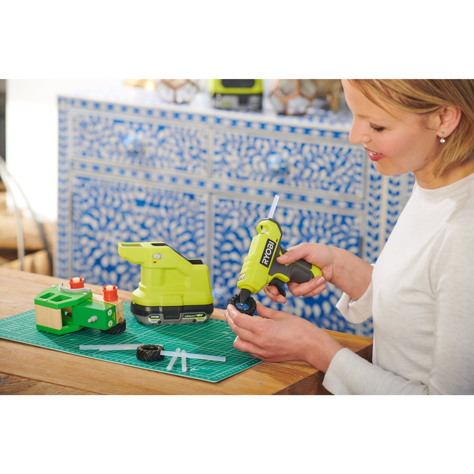 Pistol de lipit compact 18V ONE+ Ryobi RGLM18-0 - in utilizare 2