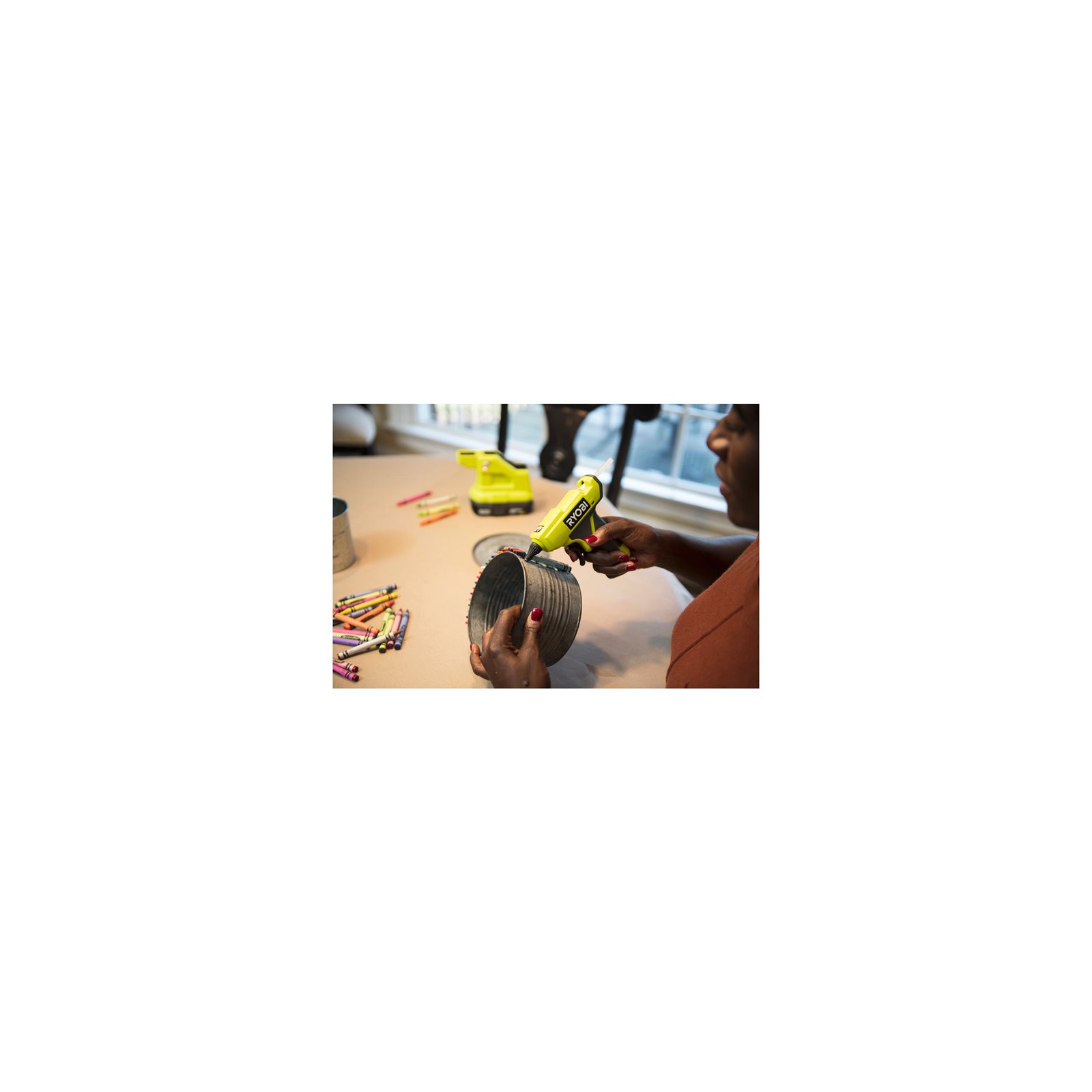 Pistol de lipit compact 18V ONE+ Ryobi RGLM18-0 - in utilizare 3