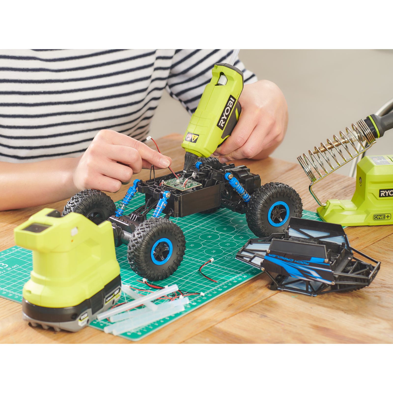 Pistol de lipit compact 18V ONE+ Ryobi RGLM18-0 - in utilizare 5