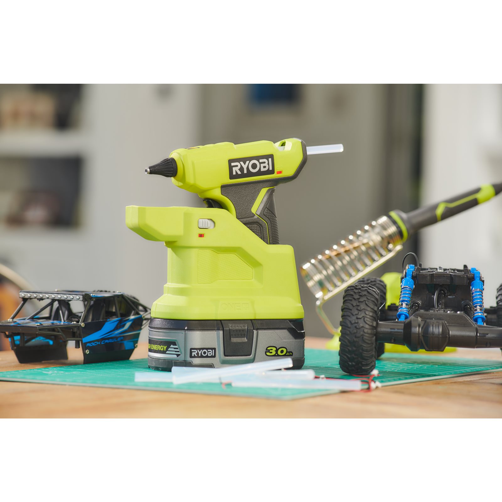 Pistol de lipit compact 18V ONE+ Ryobi RGLM18-0 - in utilizare 6