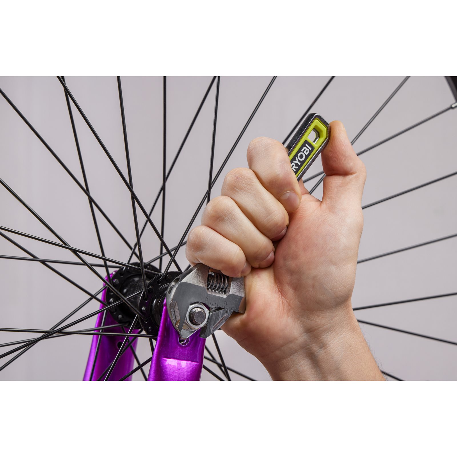 Cheie reglabilă de 160 mm Ryobi RHAW160 - in utilizare 1