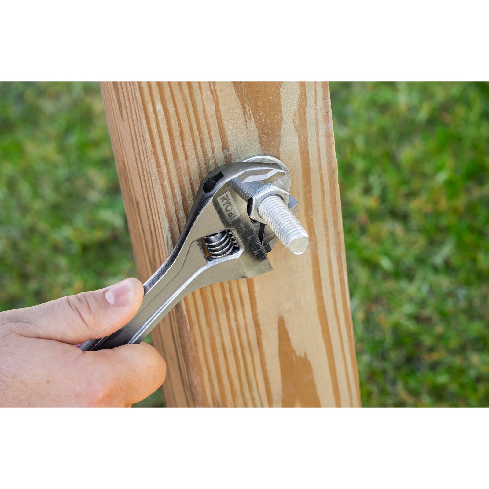 Cheie reglabilă de 200 mm Ryobi RHAW200 - in utilizare 1