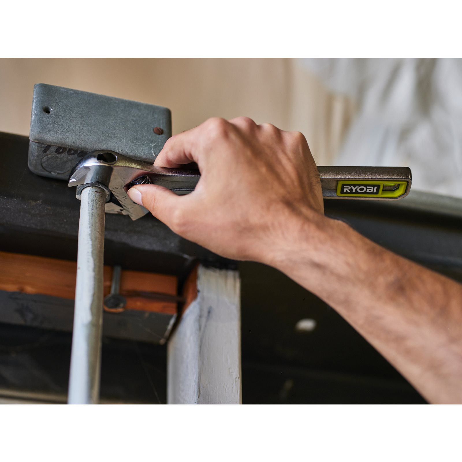 Cheie reglabilă de 200 mm Ryobi RHAW200 - in utilizare 2