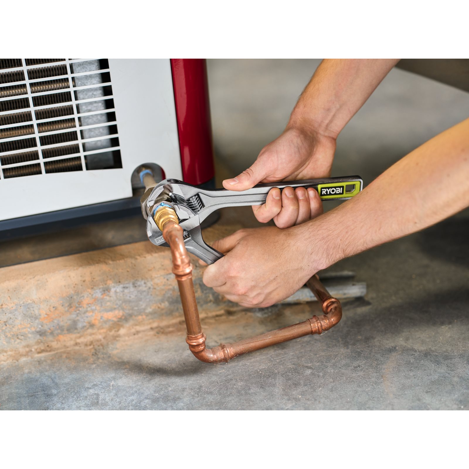 Cheie reglabilă de 250 mm Ryobi RHAW250 - in utilizare 1