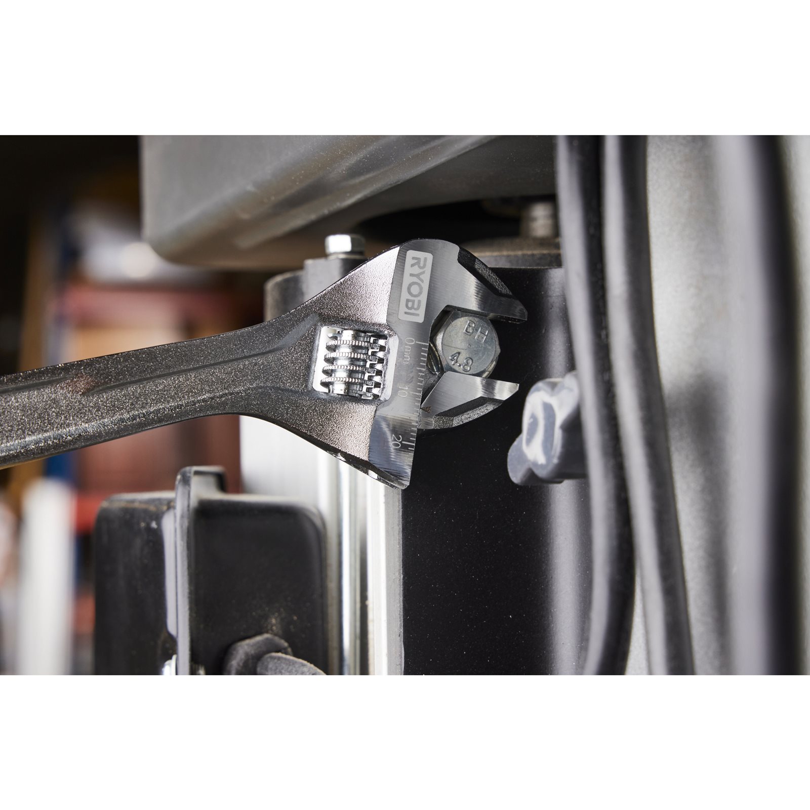 Cheie reglabilă de 250 mm Ryobi RHAW250 - in utilizare 2