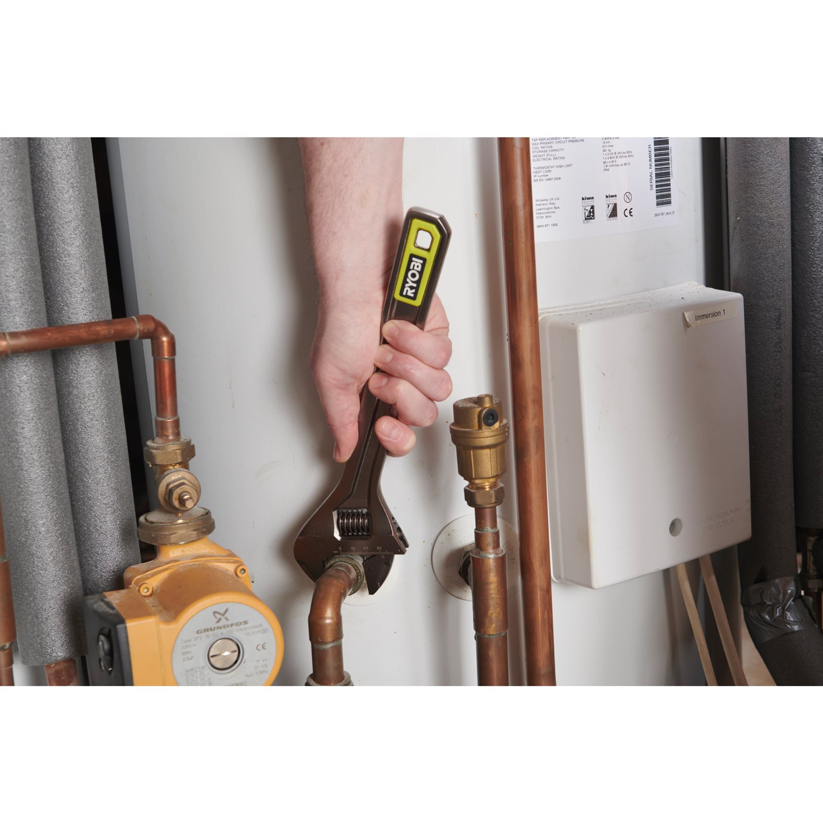 Cheie reglabilă de 300 mm Ryobi RHAW300 - in utilizare 3