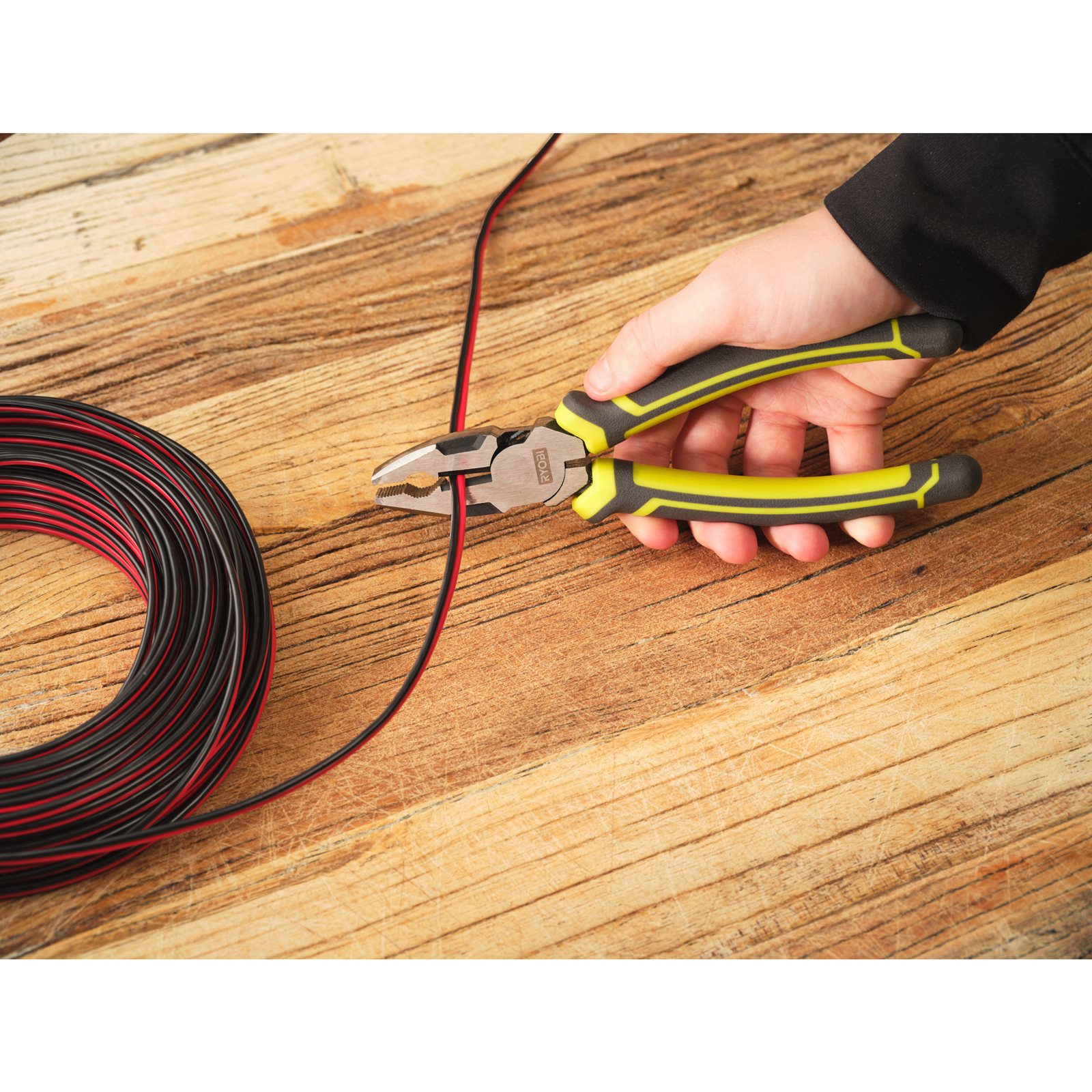 Clește combinat cu pârghie mare de 180 mm Ryobi RHCP180 - in utilizare 1