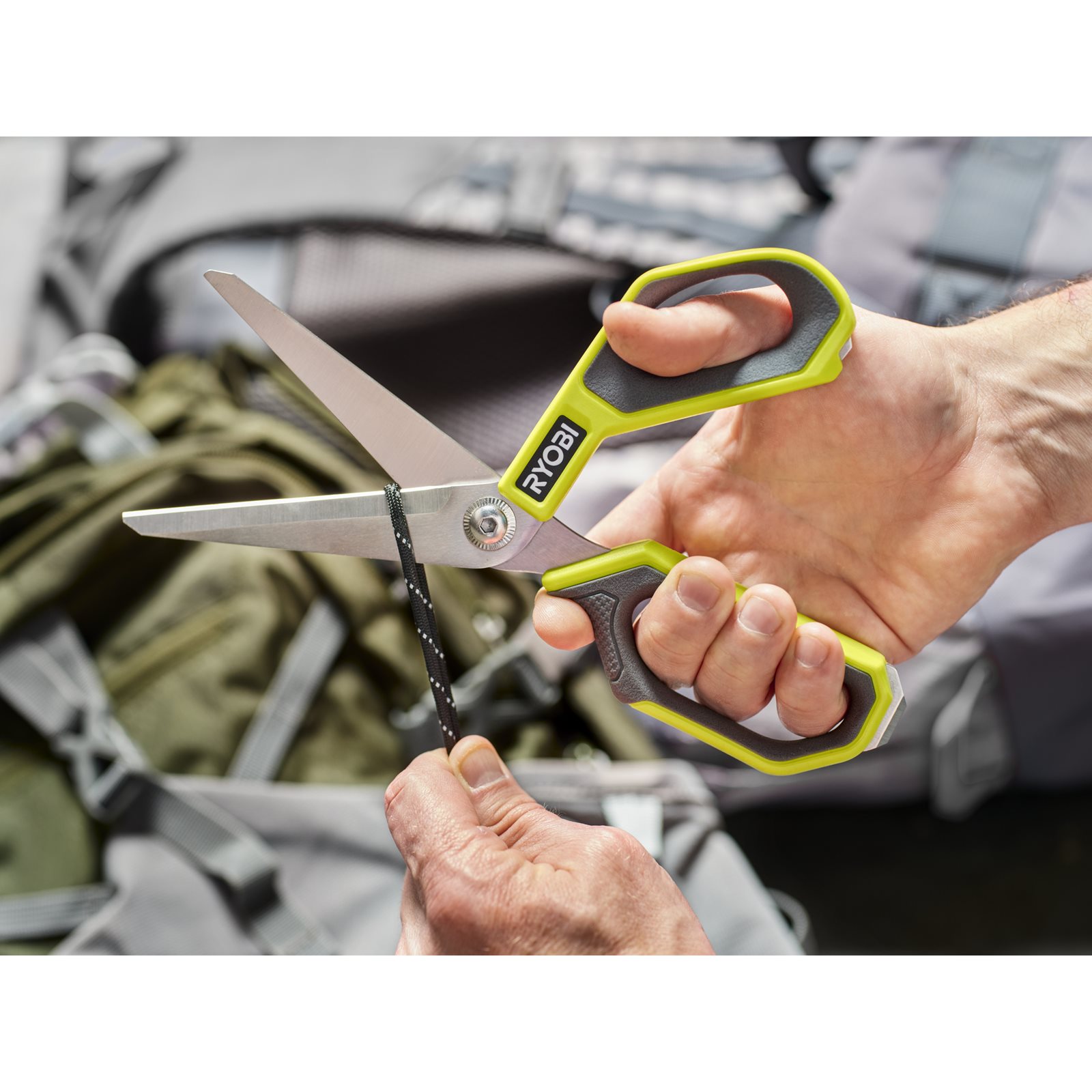 Foarfecă dreaptă Ryobi RHCSS01 - in utilizare 1