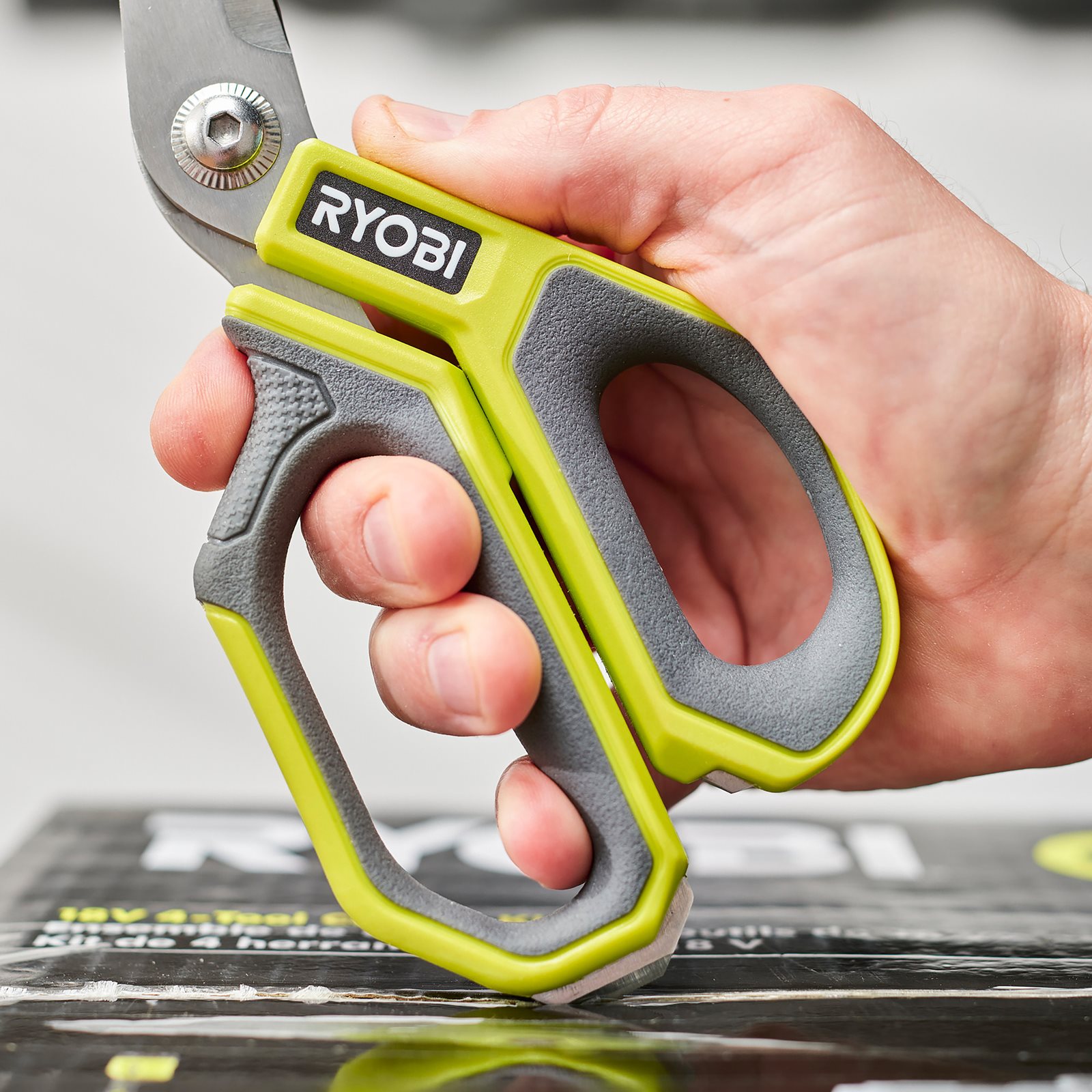 Foarfecă dreaptă Ryobi RHCSS01 - in utilizare 3