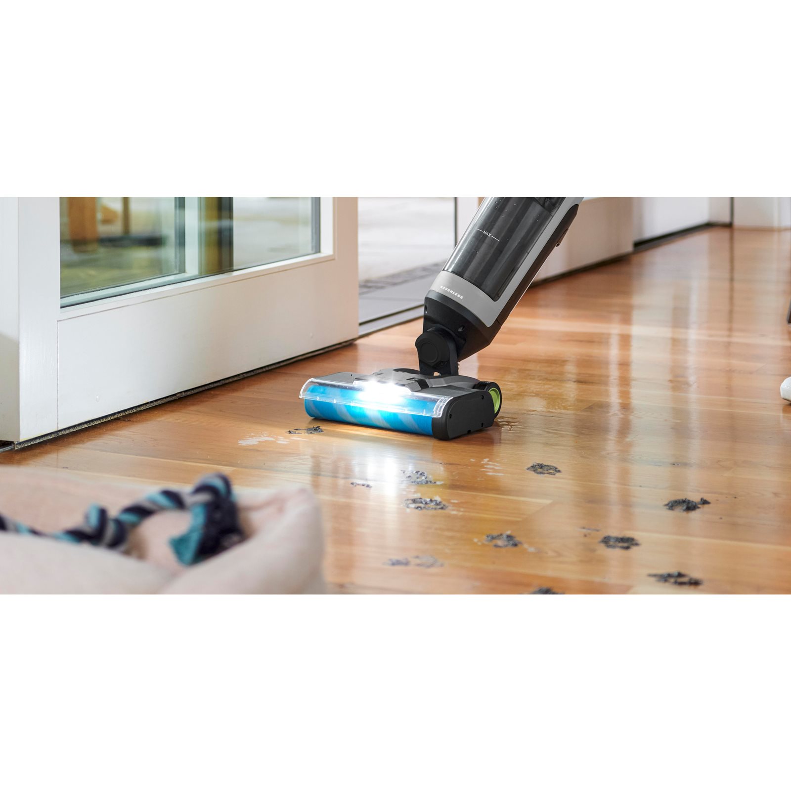 Aspirator 3în1 pentru pardoseli dure 18V ONE+ Brushless Ryobi RHFC18BL-0 - in utilizare 1