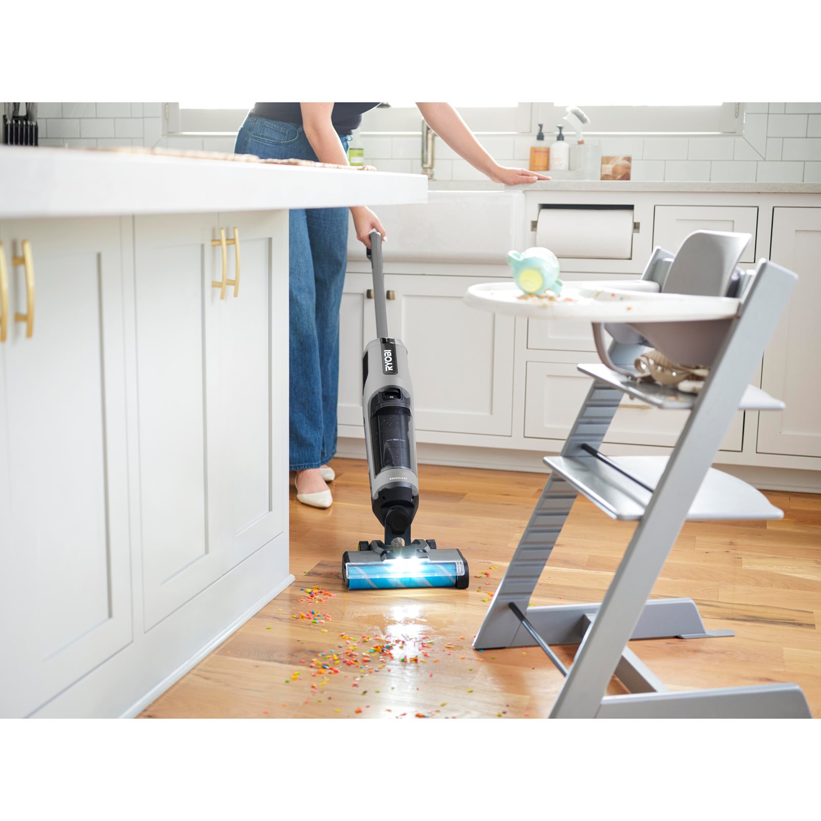 Aspirator 3în1 pentru pardoseli dure 18V ONE+ Brushless Ryobi RHFC18BL-0 - in utilizare 2