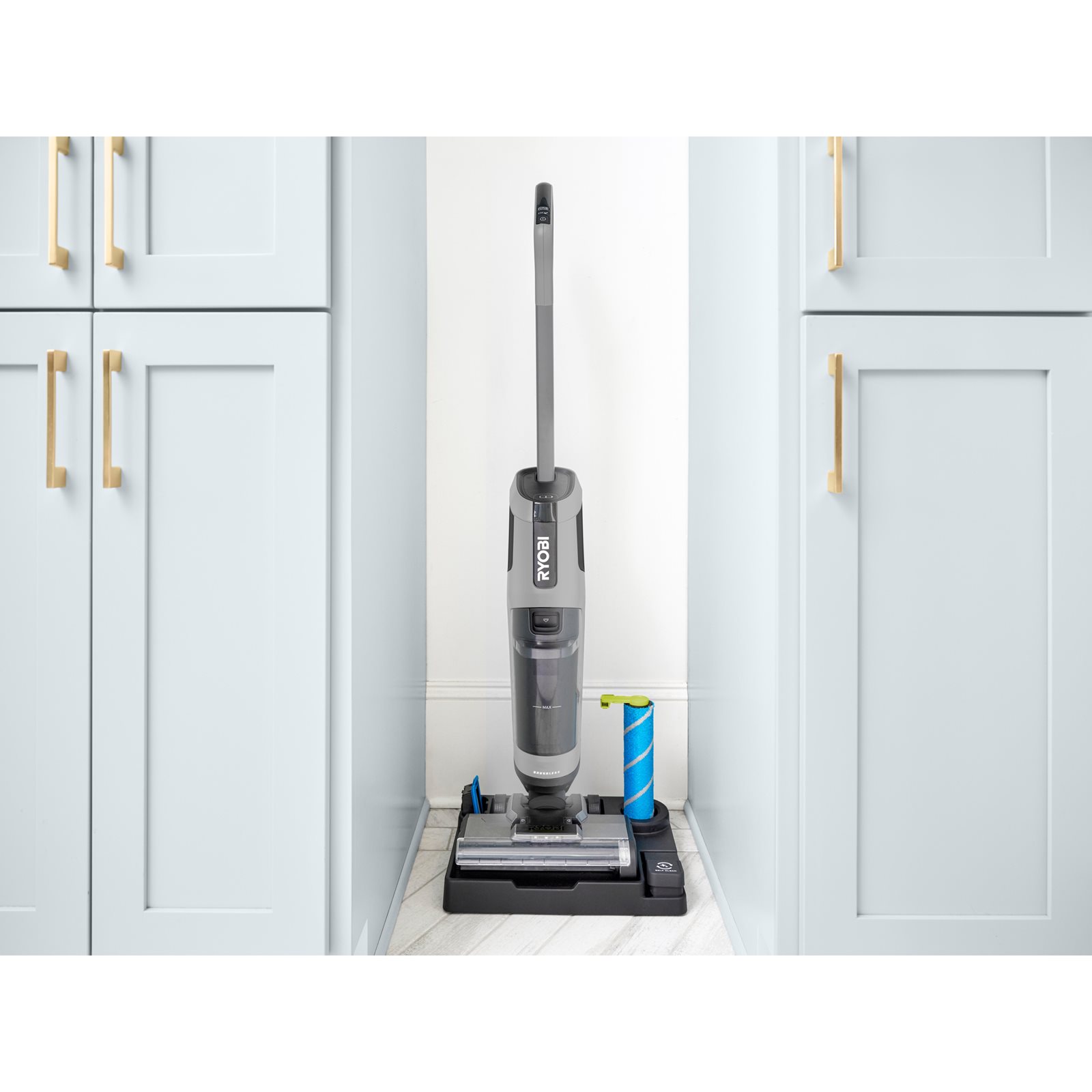Aspirator 3în1 pentru pardoseli dure 18V ONE+ Brushless Ryobi RHFC18BL-0 - in utilizare 4