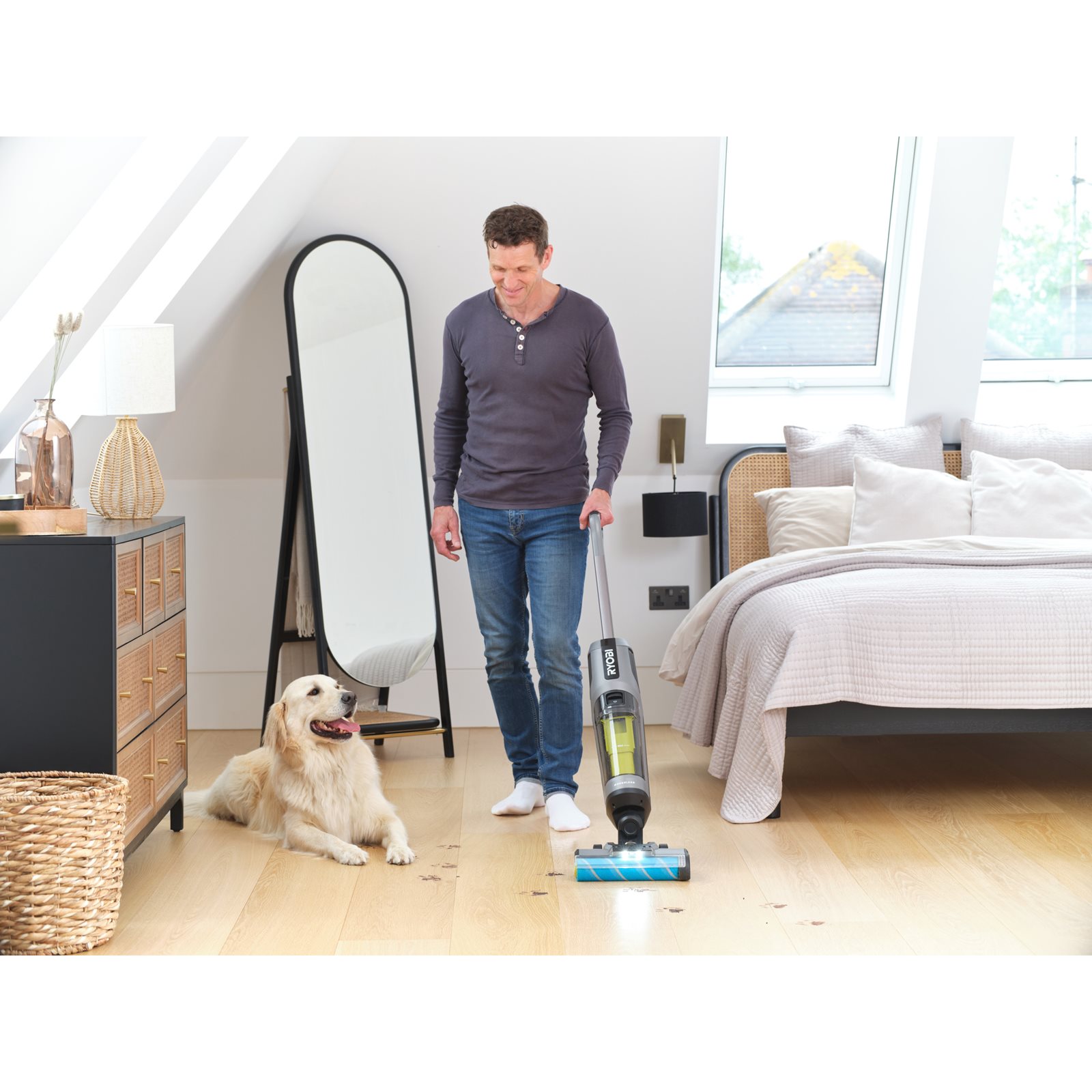 Aspirator 3în1 pentru pardoseli dure 18V ONE+ Brushless Ryobi RHFC18BL-0 - in utilizare 5