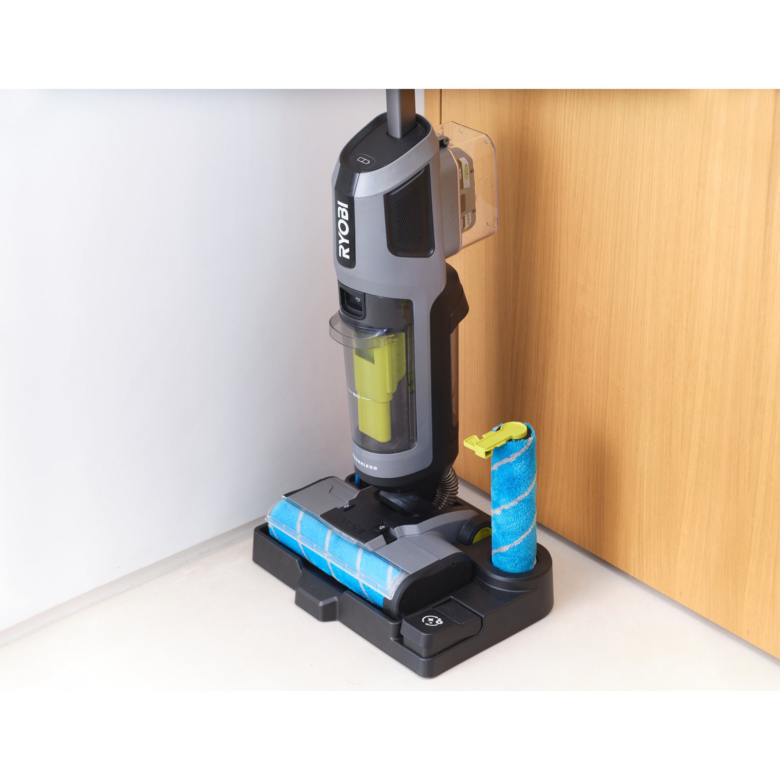 Aspirator 3în1 pentru pardoseli dure 18V ONE+ Brushless Ryobi RHFC18BL-0 - in utilizare 6