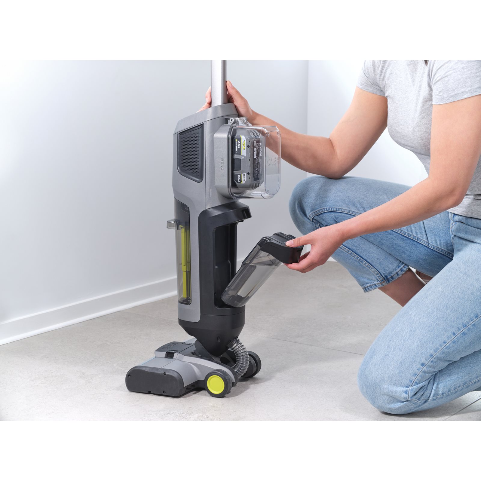 Aspirator 3în1 pentru pardoseli dure 18V ONE+ Brushless Ryobi RHFC18BL-0 - in utilizare 7