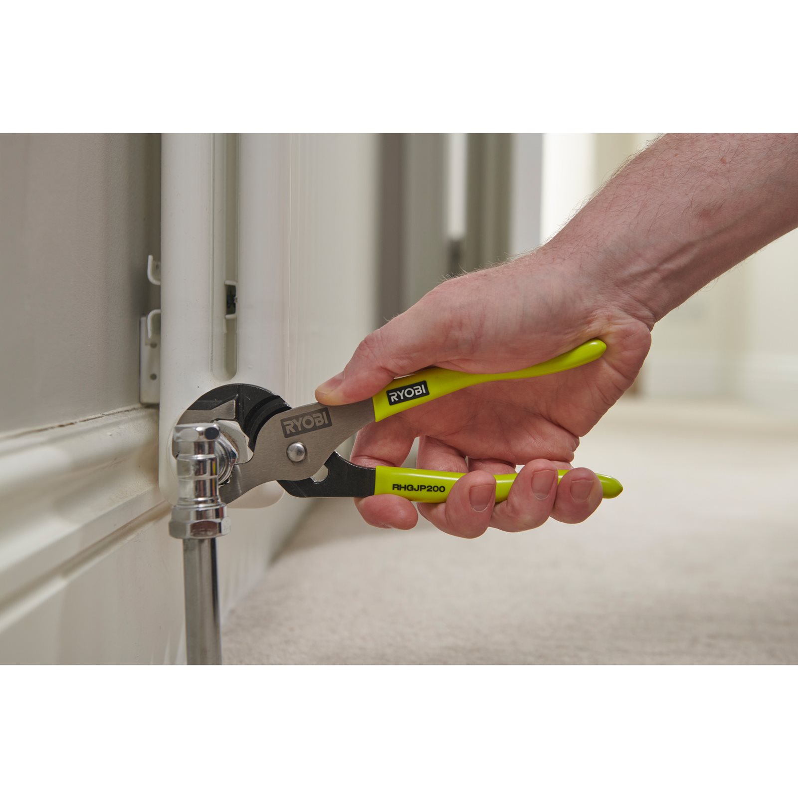 Clește cu îmbinare cu șanț 200 mm Ryobi RHGJP200 - in utilizare 1