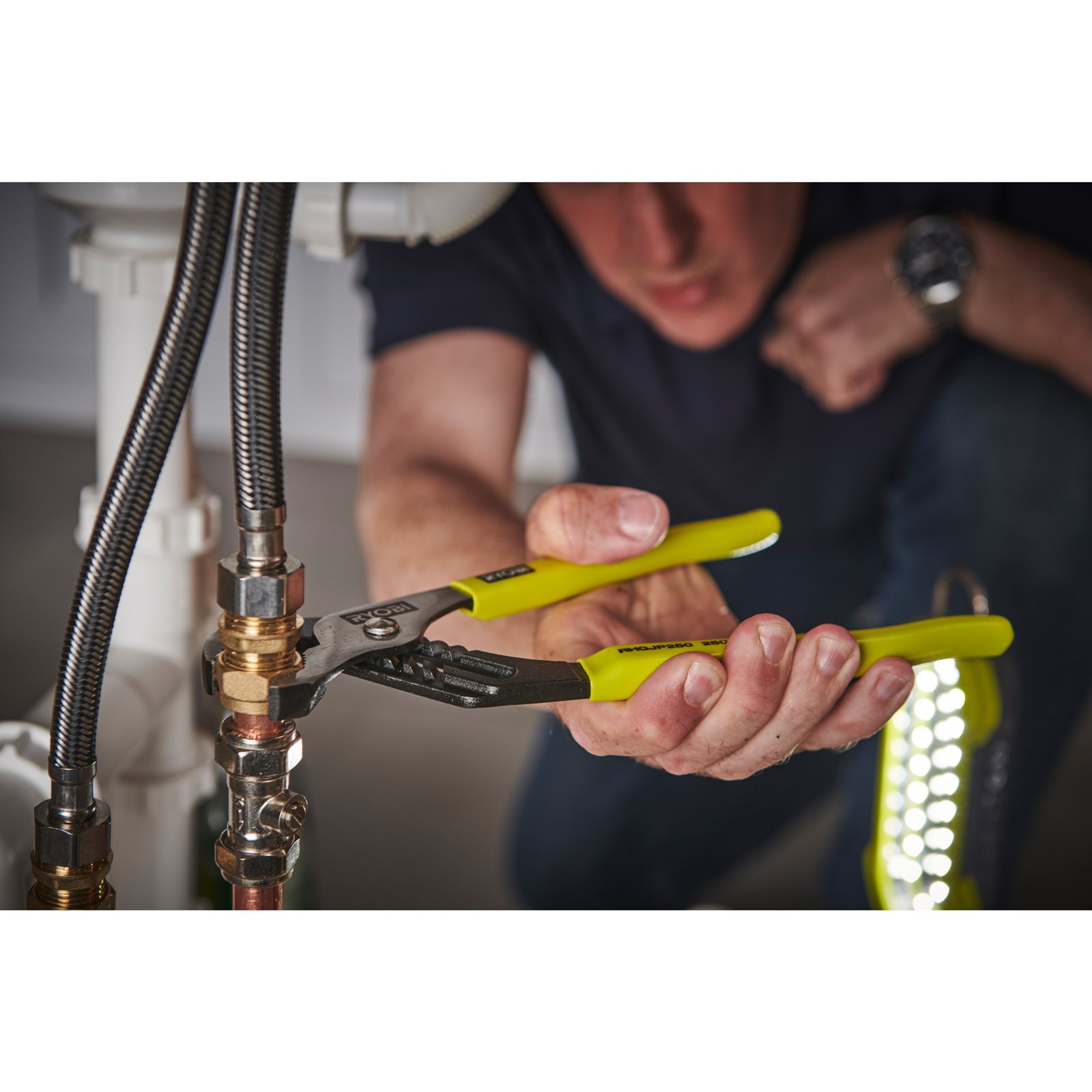 Clește cu îmbinare cu șanț 250 mm Ryobi RHGJP250 - in utilizare 2