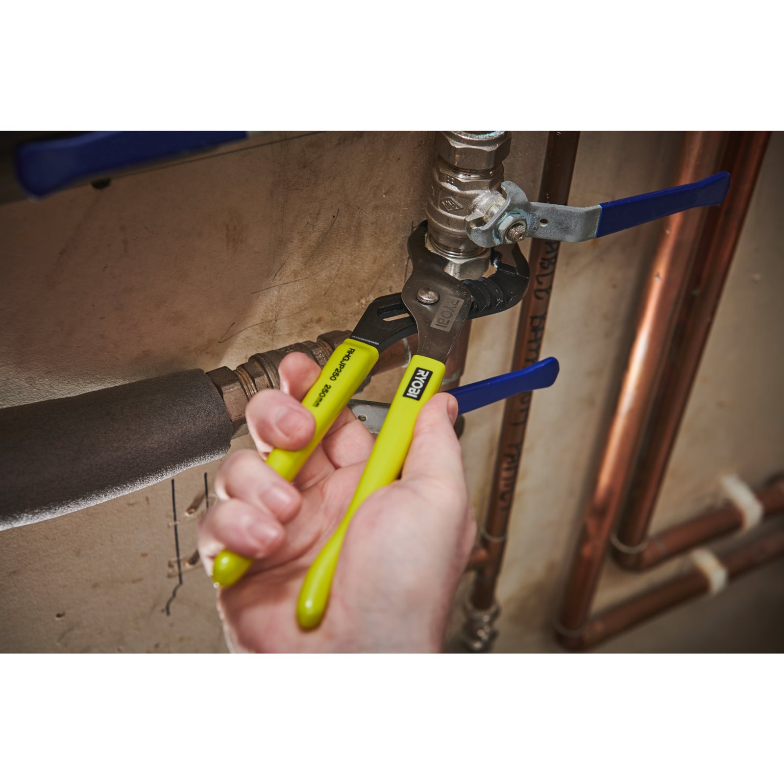 Clește cu îmbinare cu șanț 250 mm Ryobi RHGJP250 - in utilizare 3