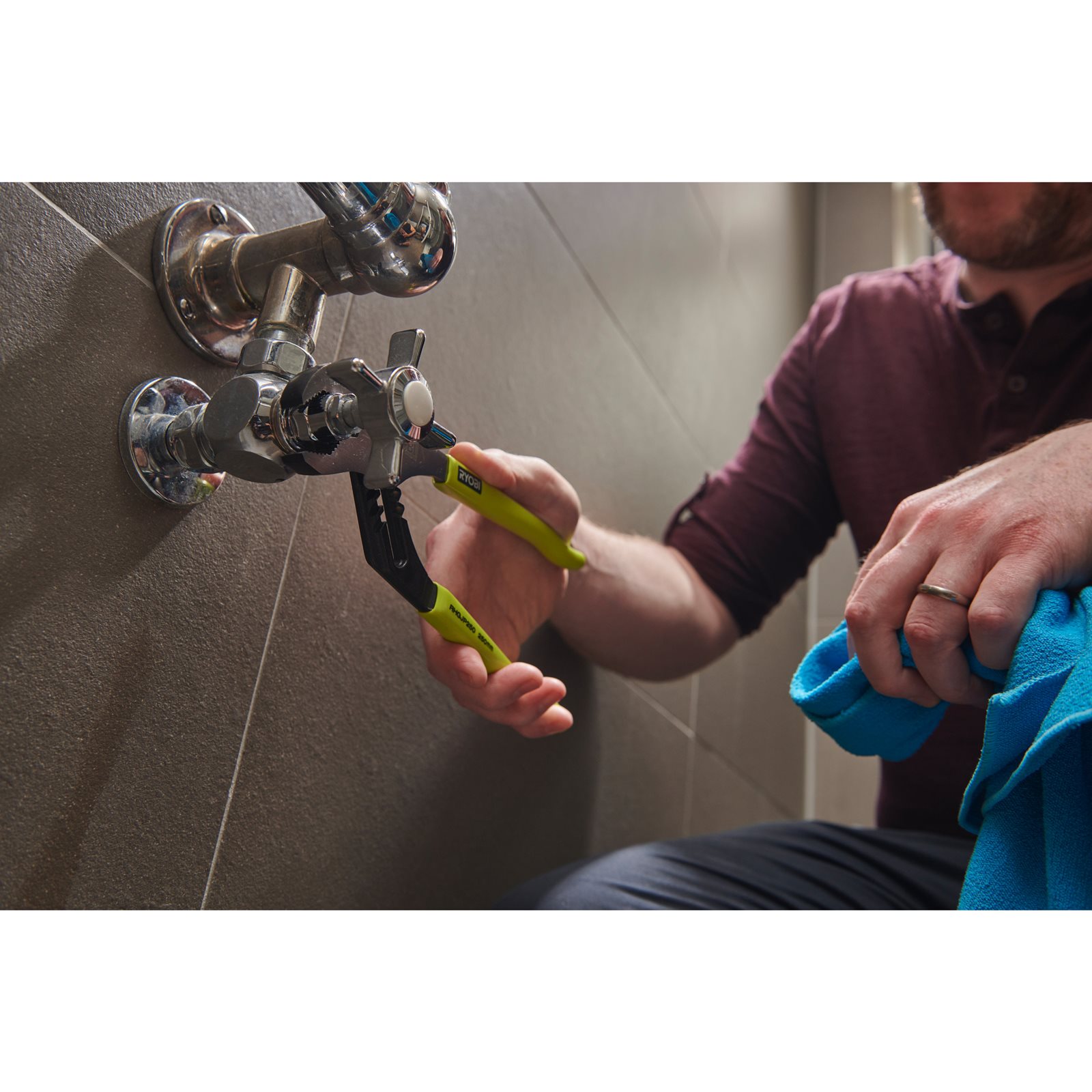 Clește cu îmbinare cu șanț 250 mm Ryobi RHGJP250 - in utilizare 4